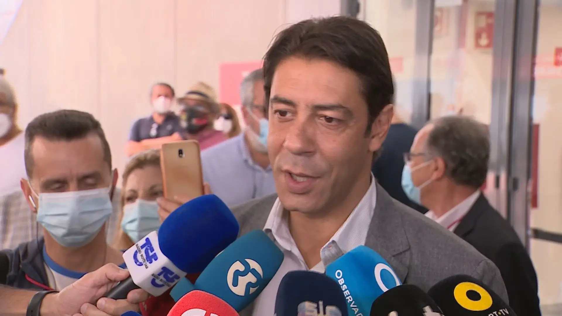 Eleições no Benfica. Rui Costa exalta "grande afluência" e emociona-se