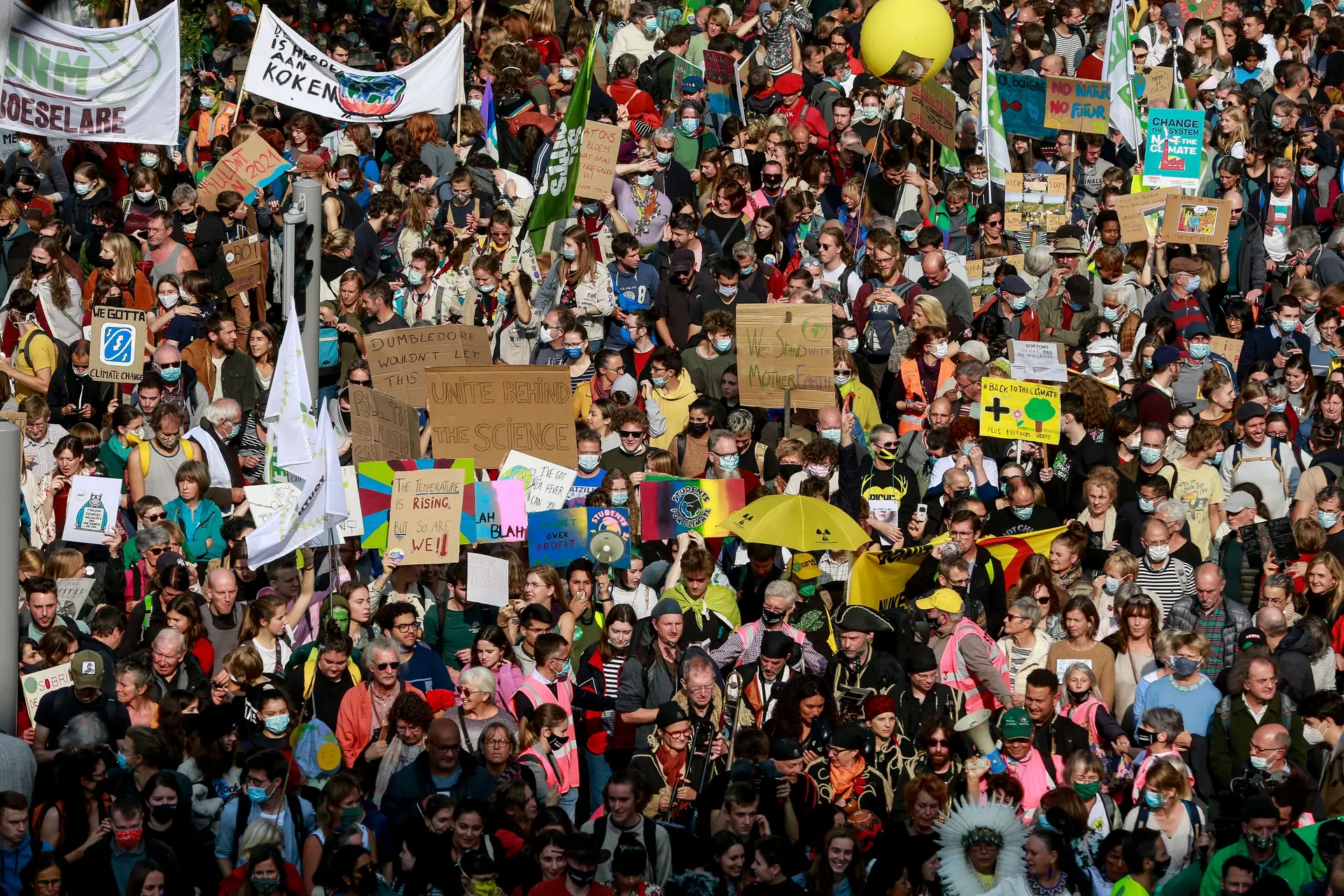 Cerca de 25 mil pessoas protestam em Bruxelas pela luta contra as alterações climáticas