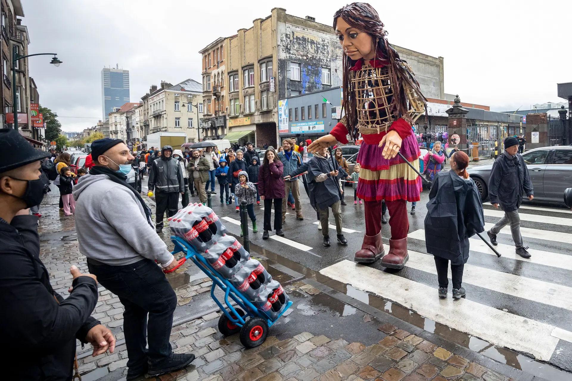 "Amal": a viagem de uma marioneta gigante carregada de esperança
