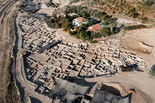 Uma fotografia aérea mostra o enorme complexo de produção de vinho de Yavne, no sul de Telavive, em Israel.