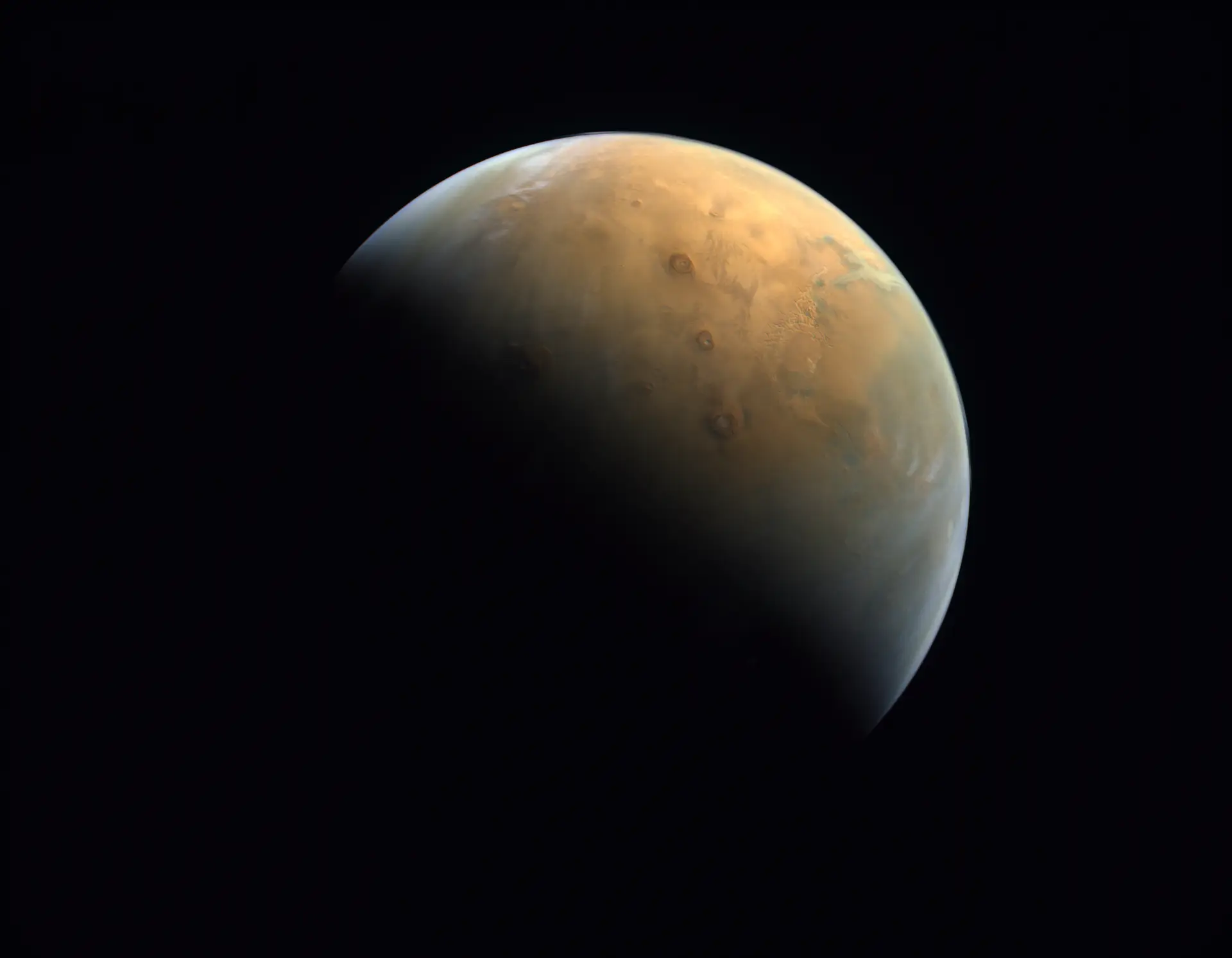 Imagem de Marte captada pela sonda dos Emirados Árabes Unidos "Amal" ou "Hope" a 10 de fevereiro de 2021 e divulgada a 14 de fevereiro de 2021. 