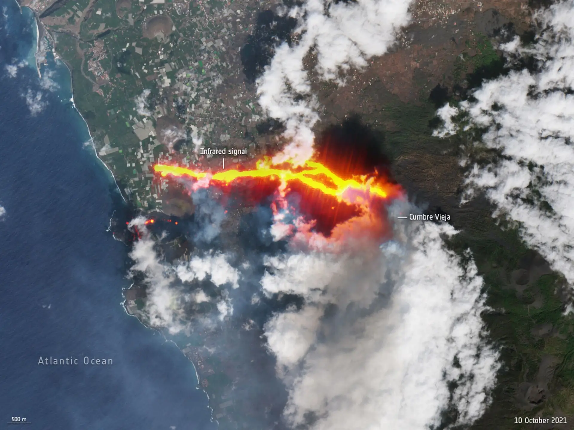 A corrente de lava do Cumbre Vieja captada pelo Copernicus Sentinel-2 a 10 outubro. O vulcão está ativo desde 19 de setembro e tem estado a ser monitorizado do espaço. Em menos de um mês a lava já ocupa quase 700 hectares da ilha.