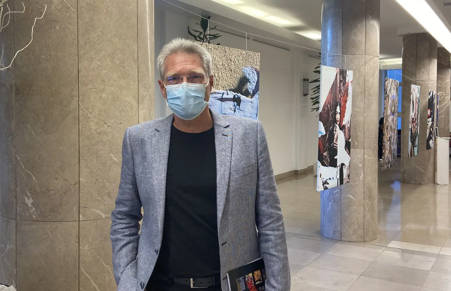 Uli Schmidt, no dia da inauguração da exposição da sua autoria "Retratos (não) caducados"