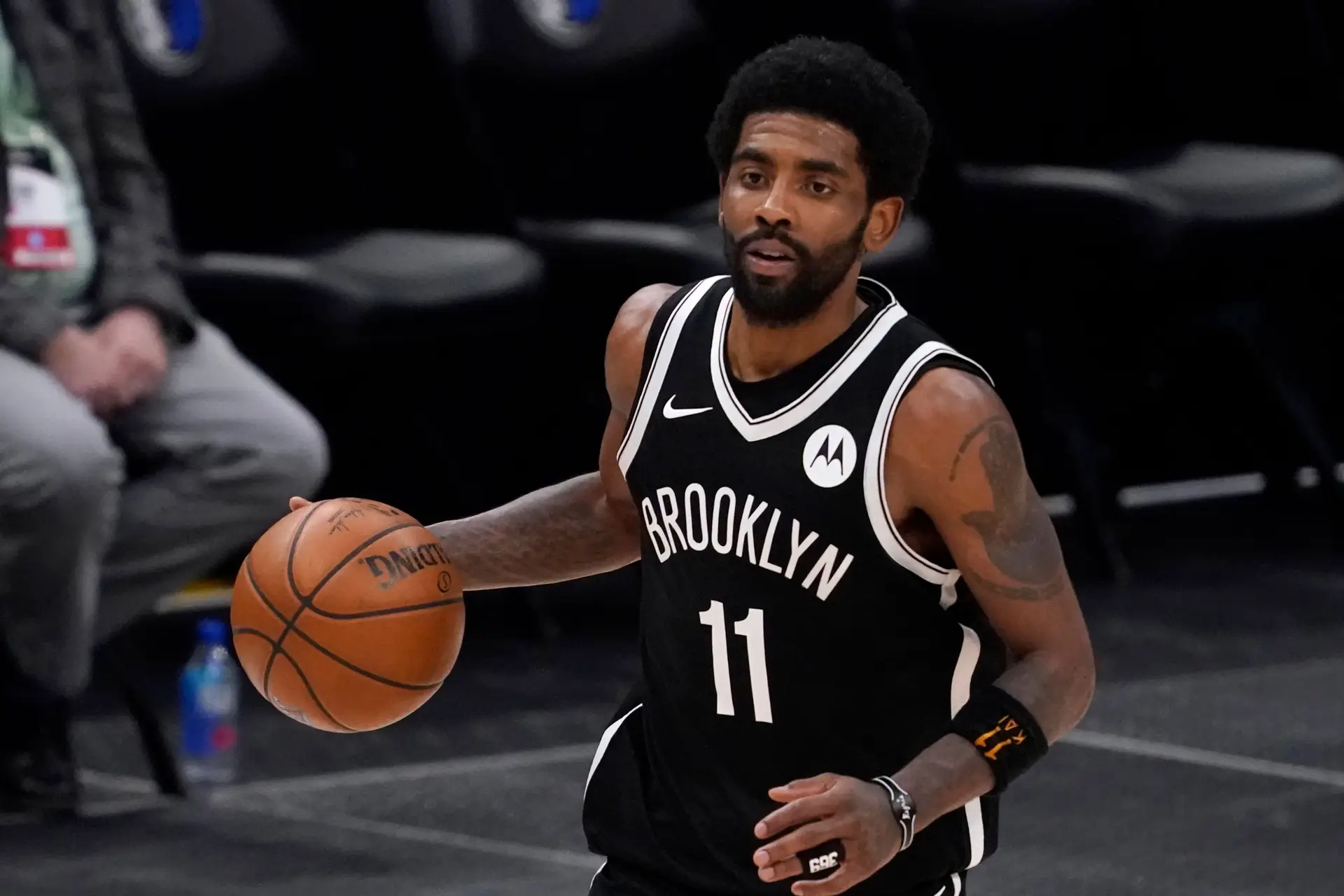 Basquetebolista Kyrie Irving afastado dos Brooklyn Nets enquanto não se vacinar