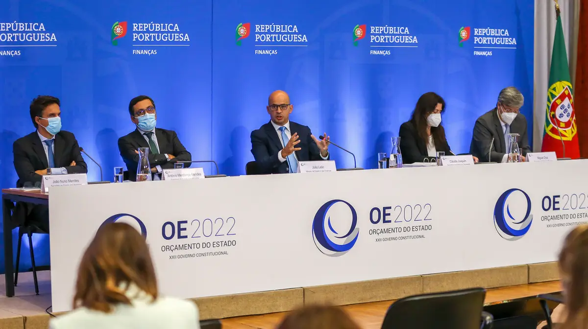 O ministro das Finanças, João Leão (C), fala sobre a proposta governamental de Orçamento do Estado para 2022, durante conferência de imprensa no Ministério das Finanças, Lisboa