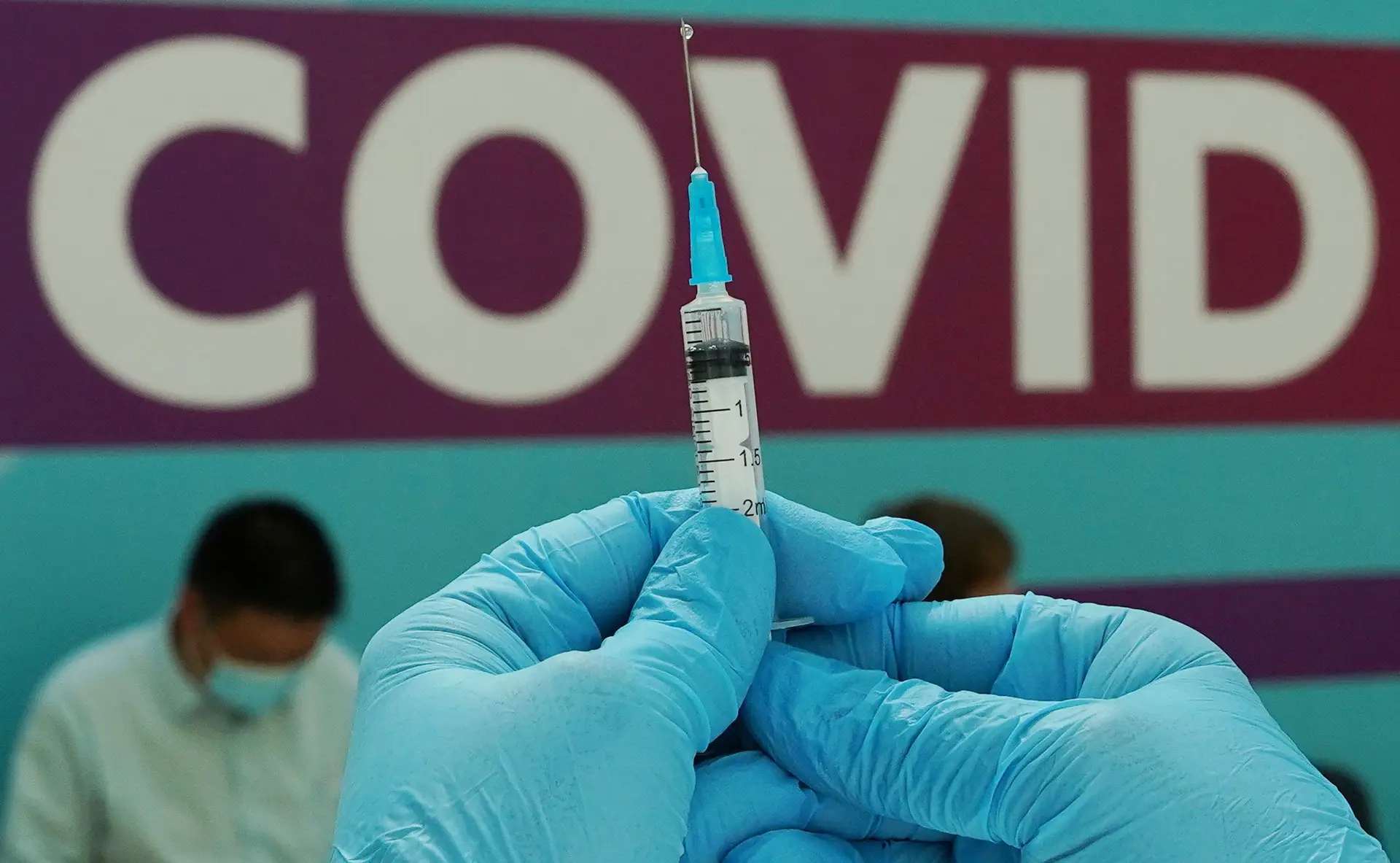 Covid-19: Alemanha quer reabrir centros de vacinação para administrar terceira dose