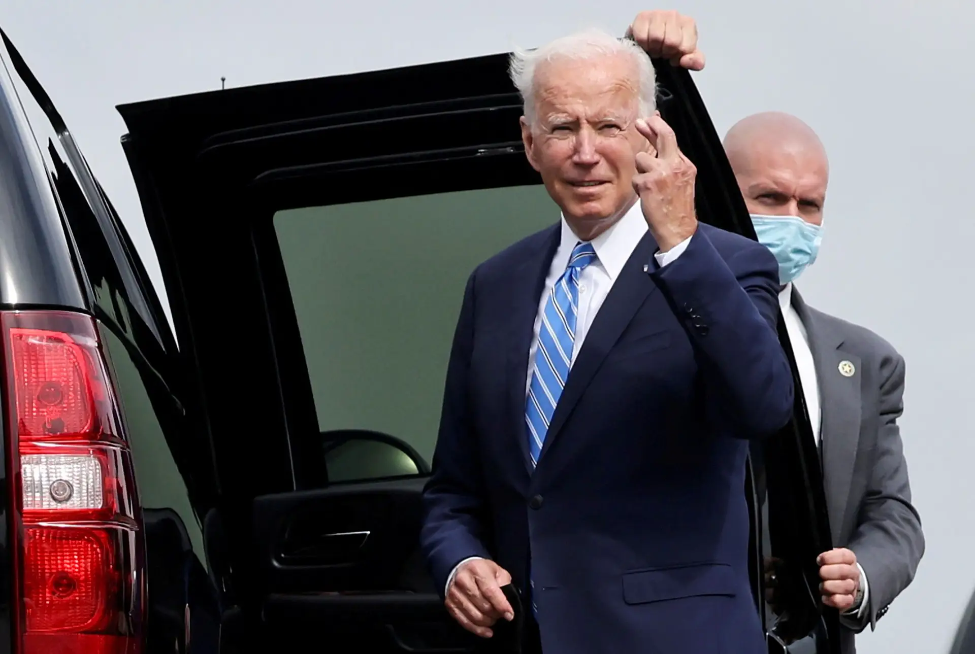 O Presidente dos Estados Unidos, Joe Biden, gesticula na chegada ao aeroporto de Chicago.
