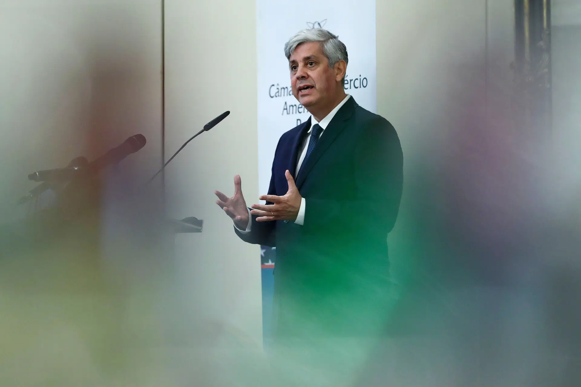 Subida dos combustíveis "aparentemente descontrolada" deverá ser temporária, acredita Centeno