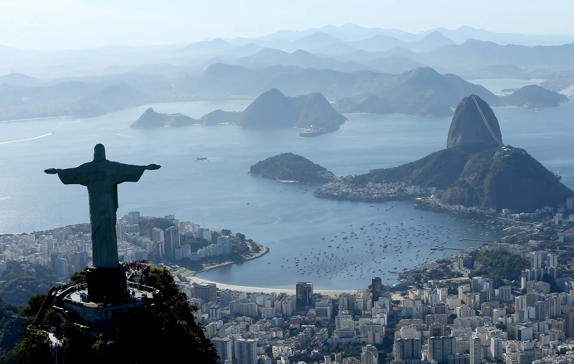 Foto do Cristo Redentor a "segurar" a Lua viraliza nas redes sociais