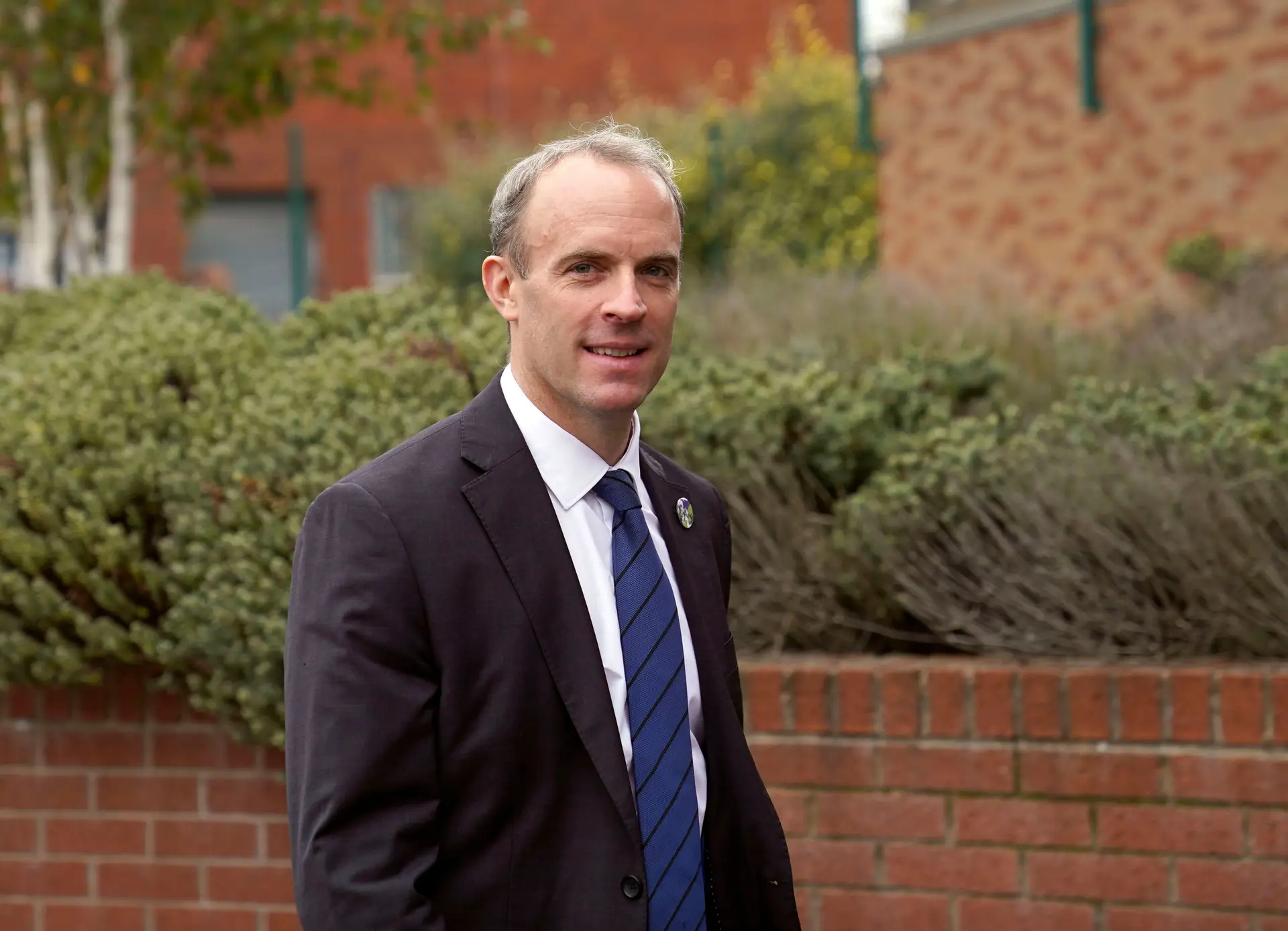 Vice-primeiro-ministro britânico fez três balanços diferentes dos casos de Ómicron no país