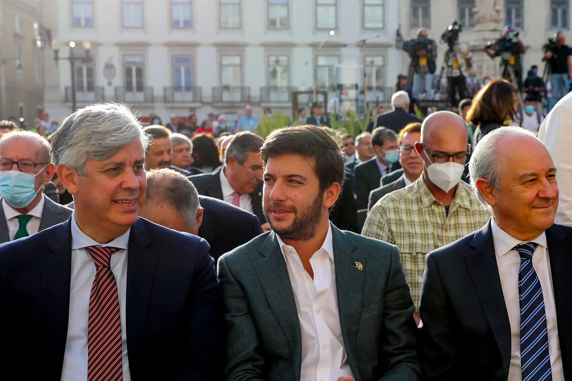O governador do Banco de Portugal (BdP), Mário Centeno (E), presidente do CDS, Francisco Rodrigues dos Santos (C) e o presidente do Partido Social Democrata (PSD), Rui Rio (D), durante a cerimónia de instalação e posse do novo presidente da Câmara Municipal de Lisboa, Carlos Moedas e vereadores eleitos para a autarquia lisboeta, bem como dos deputados municipais eleitos para a Assembleia Municipal de Lisboa, realizada nos Paços do Concelho de Lisboa.