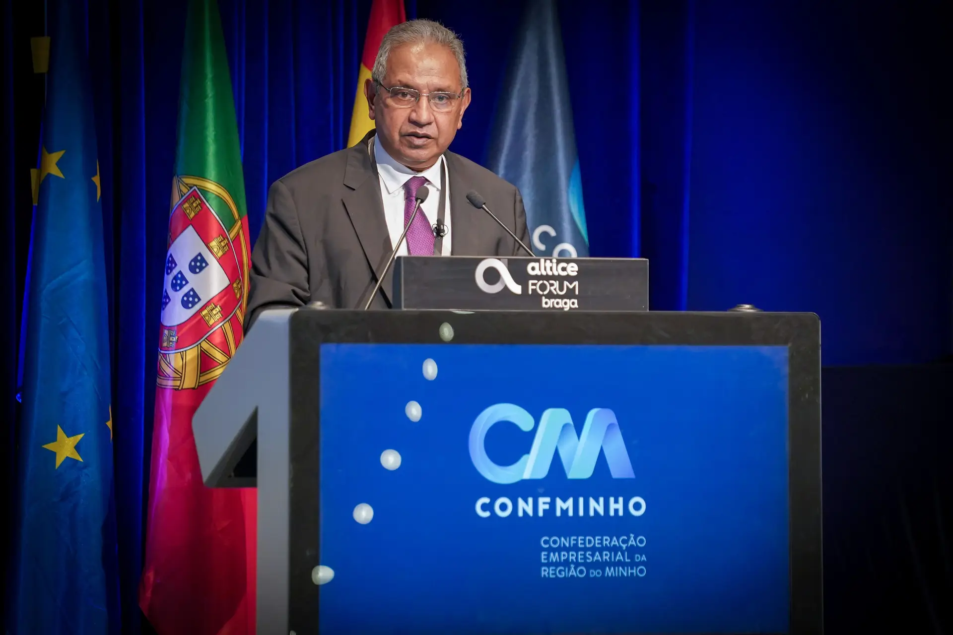 Ministro do Planeamento: "salários baixos não são solução para coisa nenhuma"