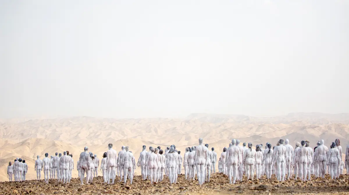 Centenas de pessoas posaram nuas, no deserto de Israel, para uma fotografia que pretende chamar a atenção para a preservação do Mar Morto, em risco devido às alterações climáticas.
