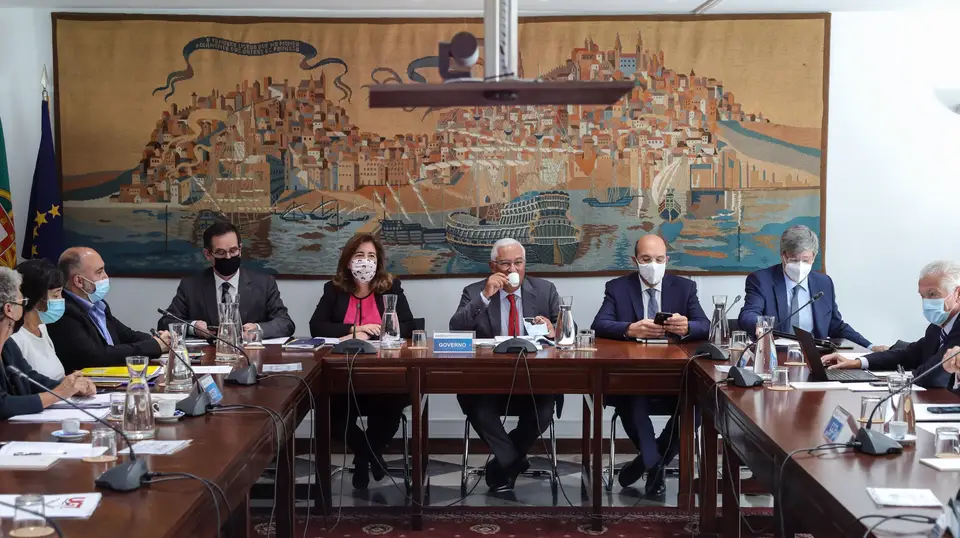 O primeiro-ministro, António Costa, ladeado pela ministra do Trabalho, Solidariedade e Segurança Social, Ana Mendes Godinho, e pelo ministro de Estado, da Economia e da Transição Digital, Pedro Siza Vieira, preside à reunião da Concertação Social em preparação do Conselho Europeu, em Lisboa.