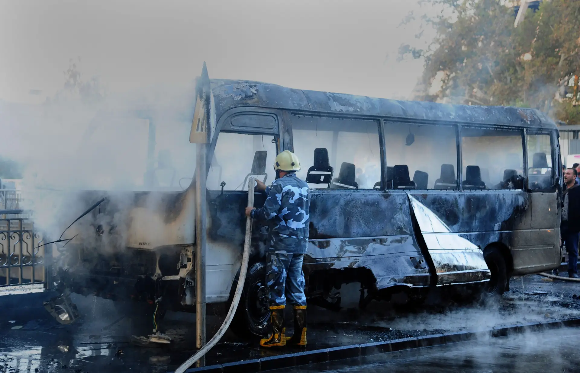 Explosão na capital síria destrói autocarro e faz mais de 10 mortos