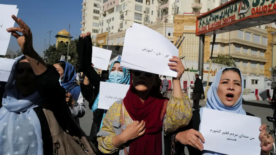 Mulheres afegãs protestam pelos direitos das mulheres em Cabul, no Afeganistão.