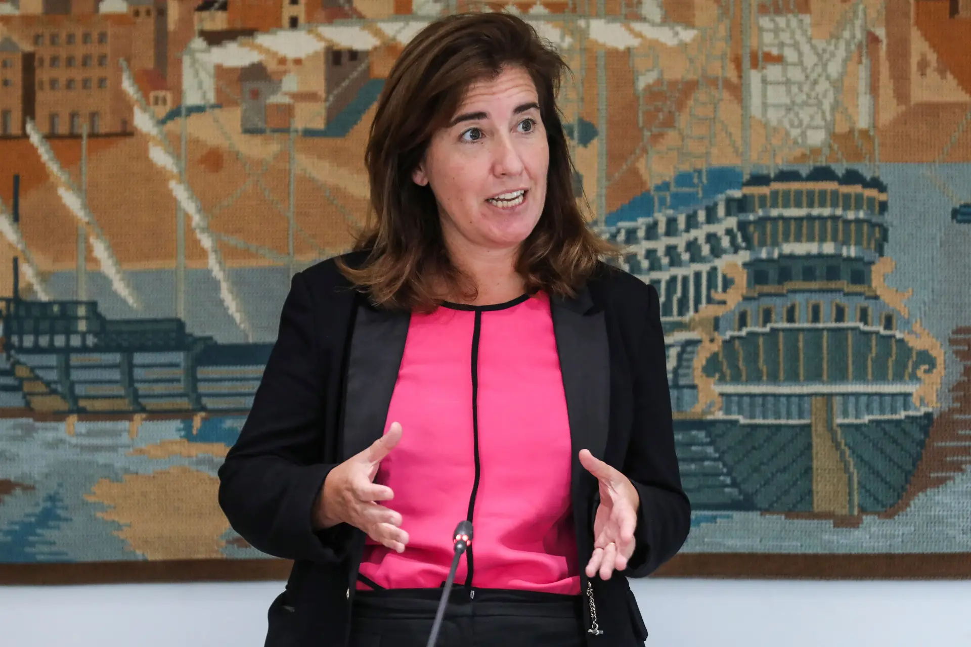 A ministra do Trabalho, Solidariedade e Segurança Social, Ana Mendes Godinho fala aos jornalistas.