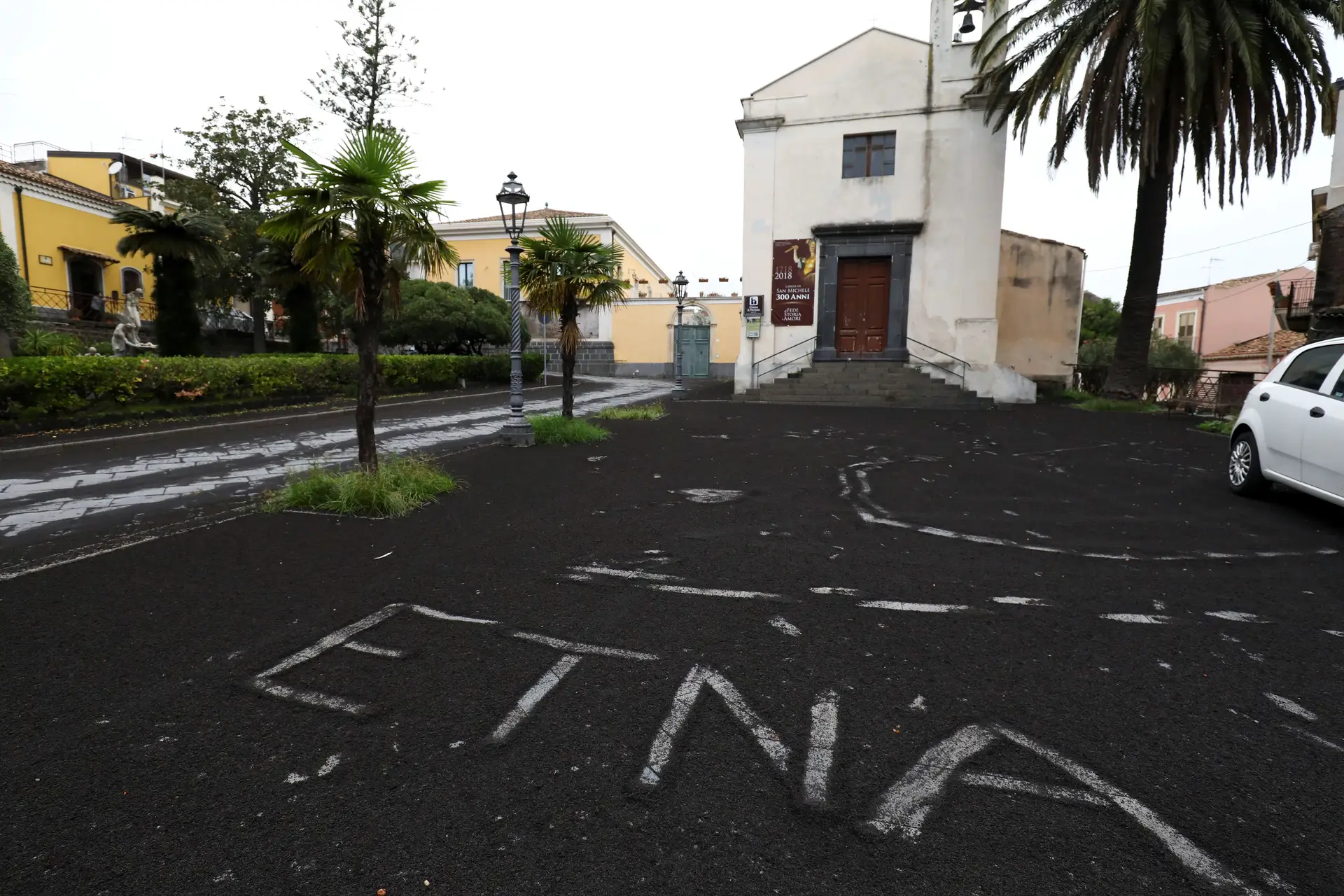 Vulcão italiano Etna tem nova erupção e provoca chuva de cinzas