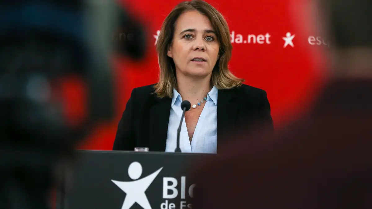 A coordenadora do Bloco de Esquerda (BE), Catarina Martins, fala aos jornalistas durante uma conferência de imprensa sobre as conclusões para o Orçamento do Estado para 2022, na sede nacional do partido, Lisboa