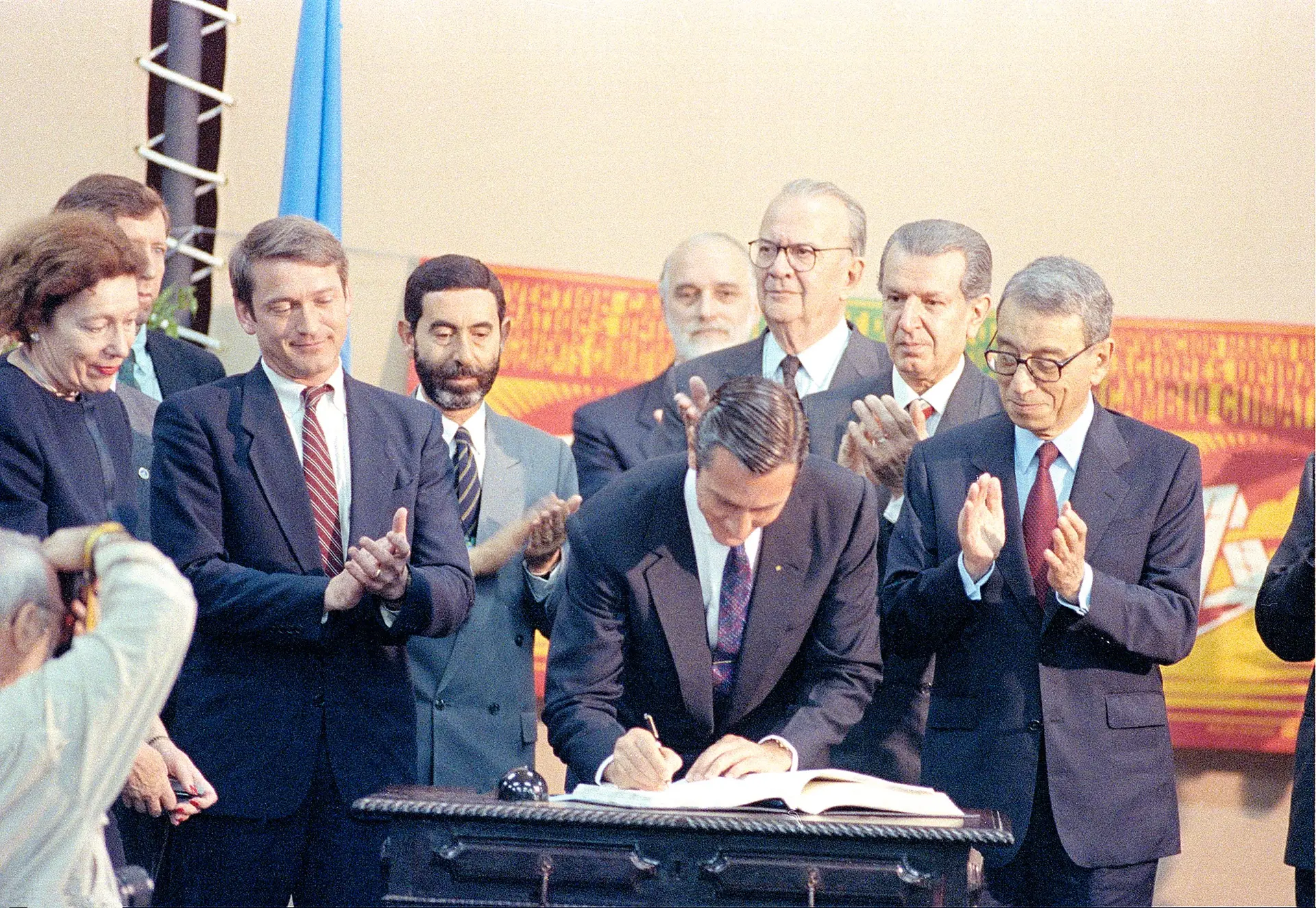 O presidente brasileiro, Fernando Collor de Mello, ao centro, é aplaudido pelo secretário-geral da ONU, Boutros Boutros-Ghali, à direita, ao assinar a convenção-quadro sobre mudanças climáticas na Conferência das Nações Unidas sobre Meio Ambiente e Desenvolvimento (UNCED), conhecida como Cimeira da Terra, no Rio de Janeiro, 4 de junho de 1992.