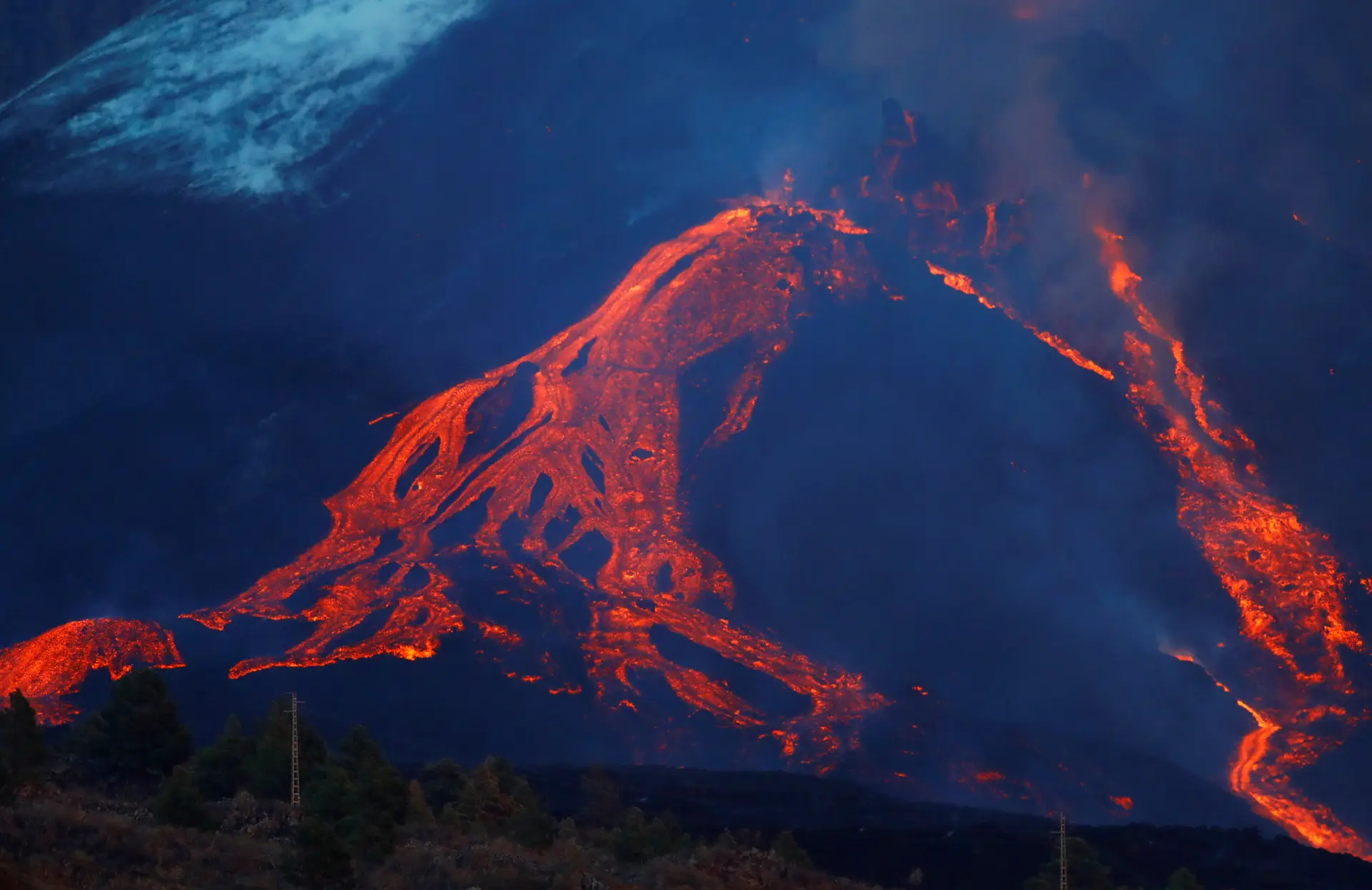 Vulcão de La Palma: mais lava em movimento após novo desabamento no cone