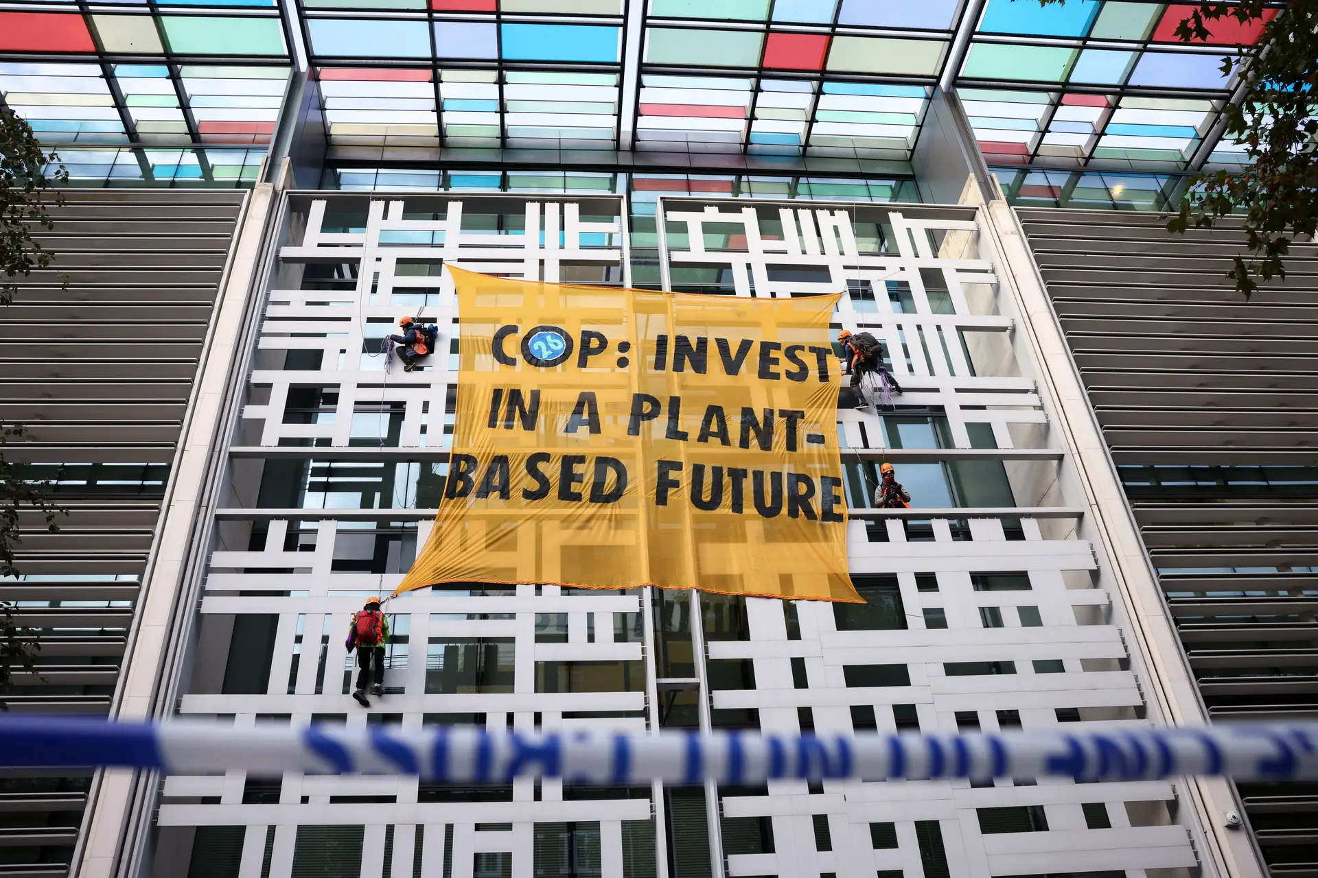 Ativistas escalam edifício do Governo britânico em protesto contra indústrias da carne e derivados