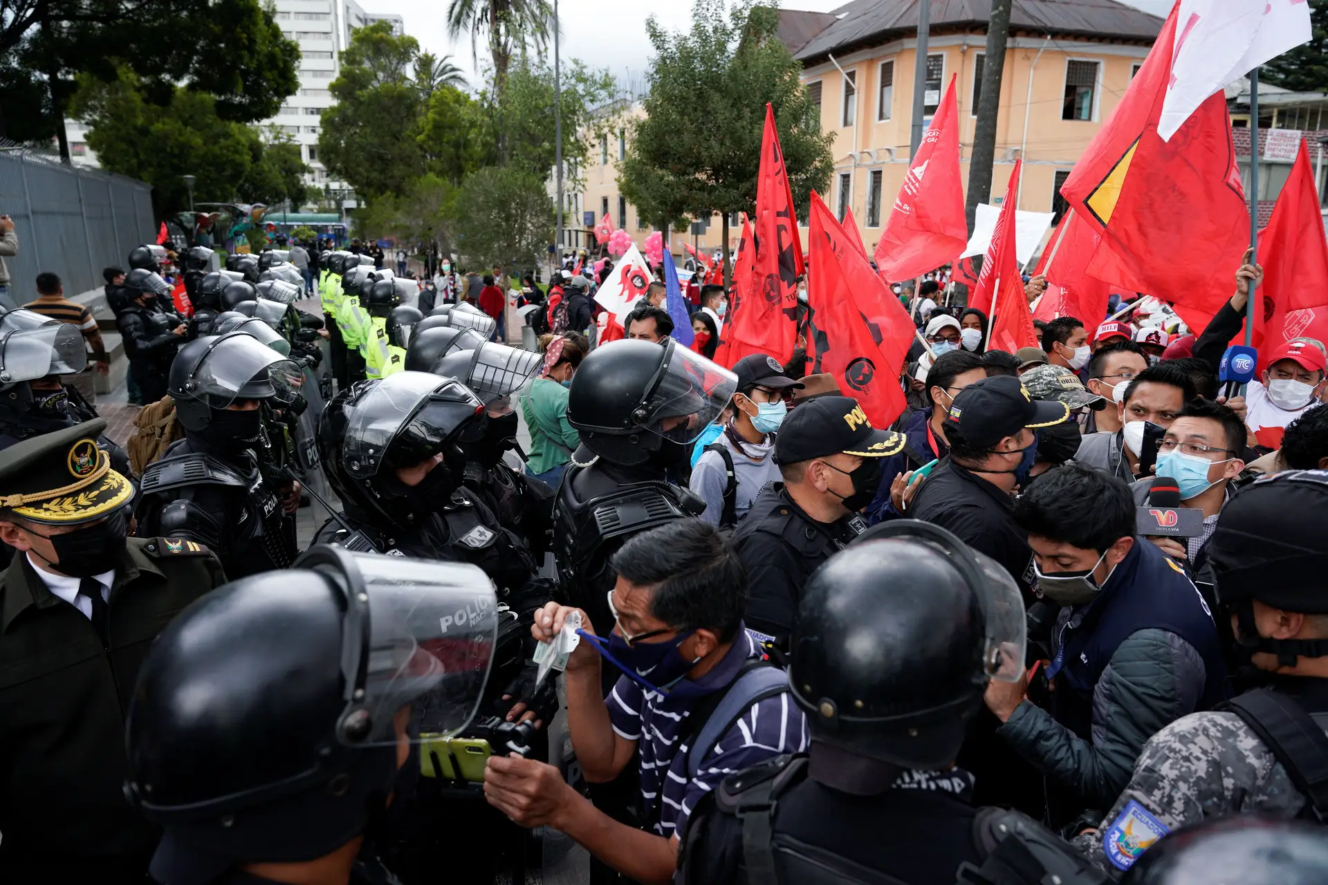 Indígenas do Equador mantêm manifestação pelo segundo dia consecutivo no país