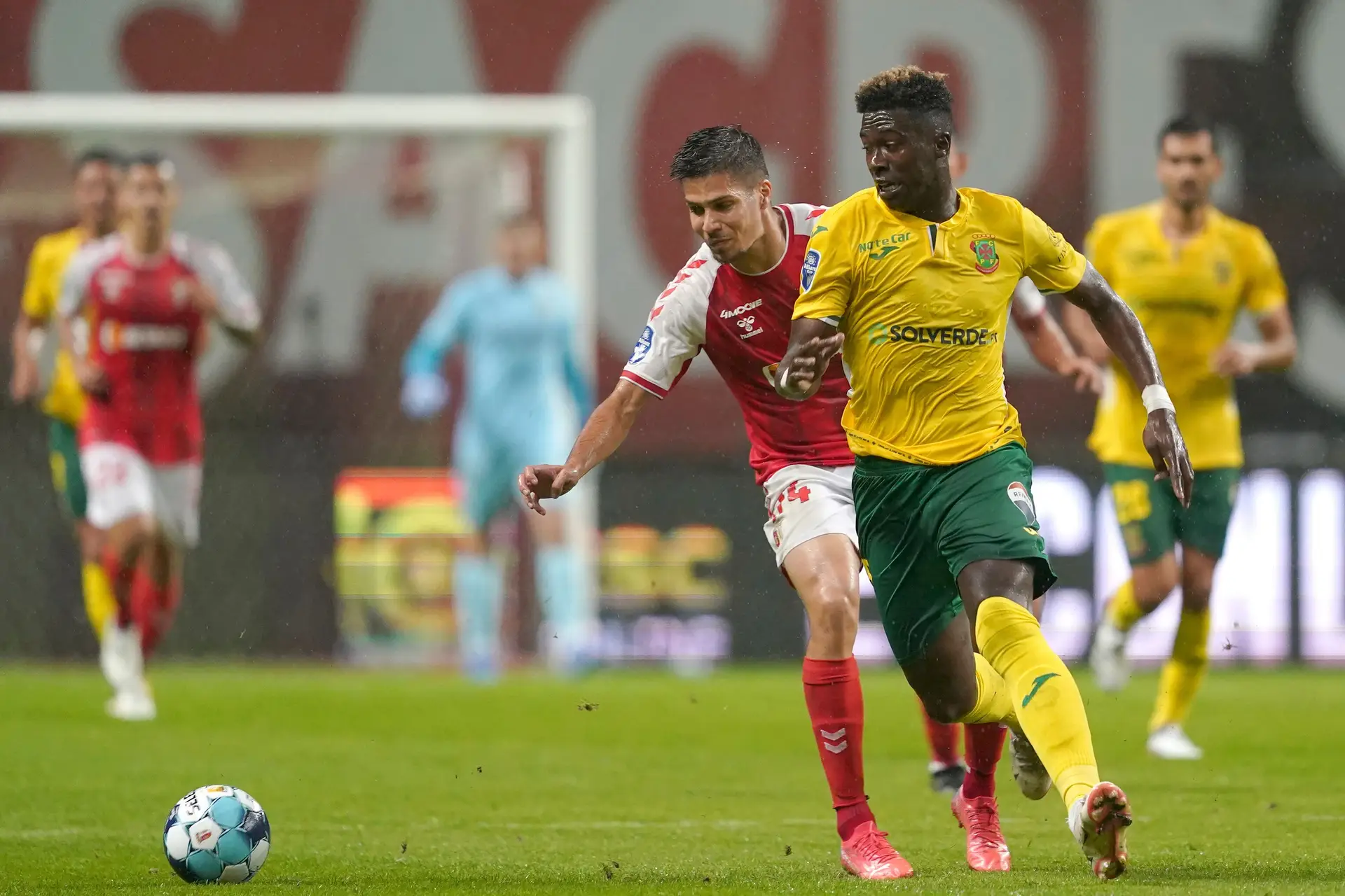 Moura (E) do Sporting de Braga disputa a bola com João Pedro do Paços de Ferreira durante o jogo a contar para a Taça Liga realizado no Estádio Municipal de Braga.