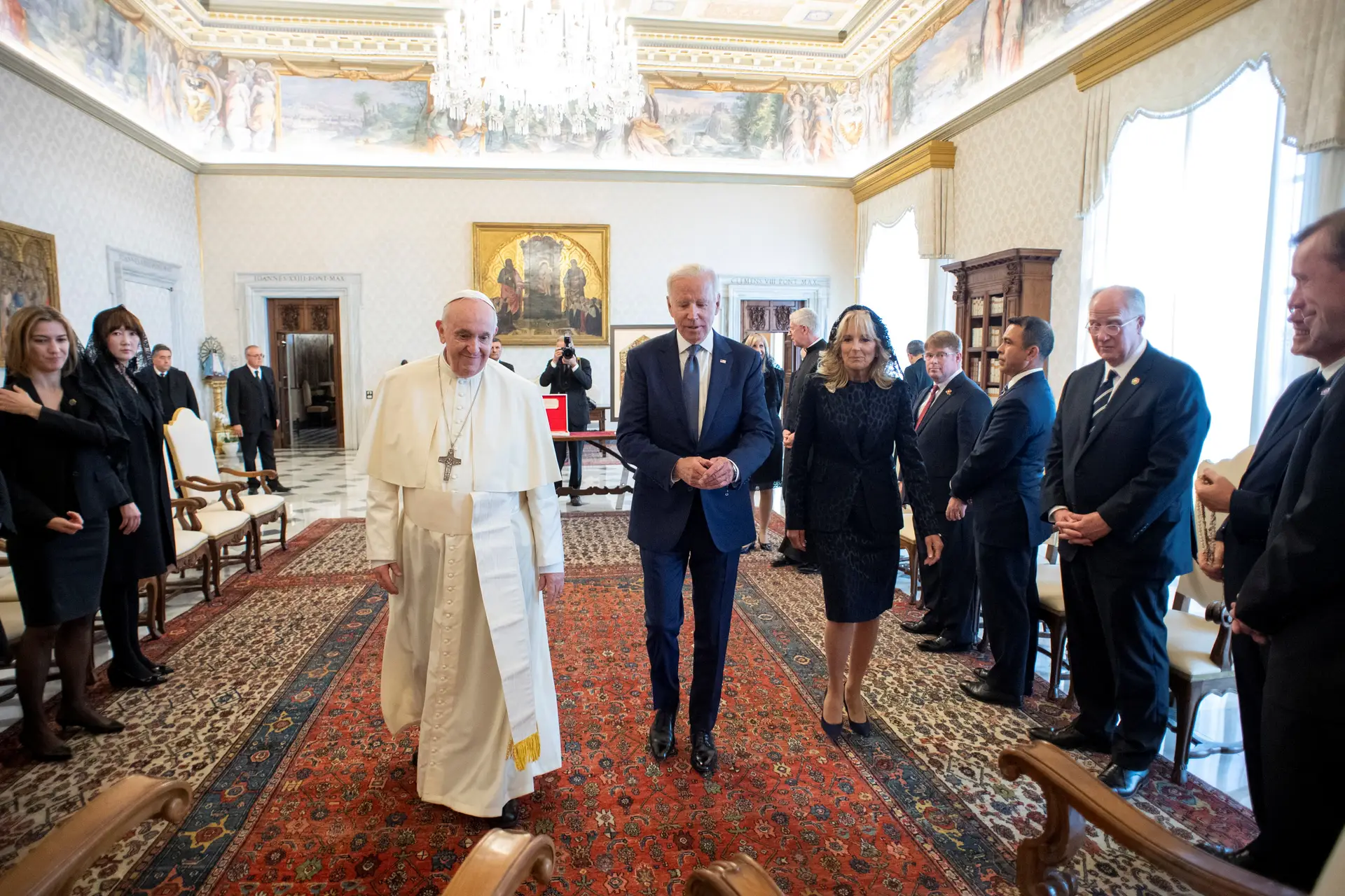 Joe Biden descreve Papa Francisco como "guerreiro da paz"