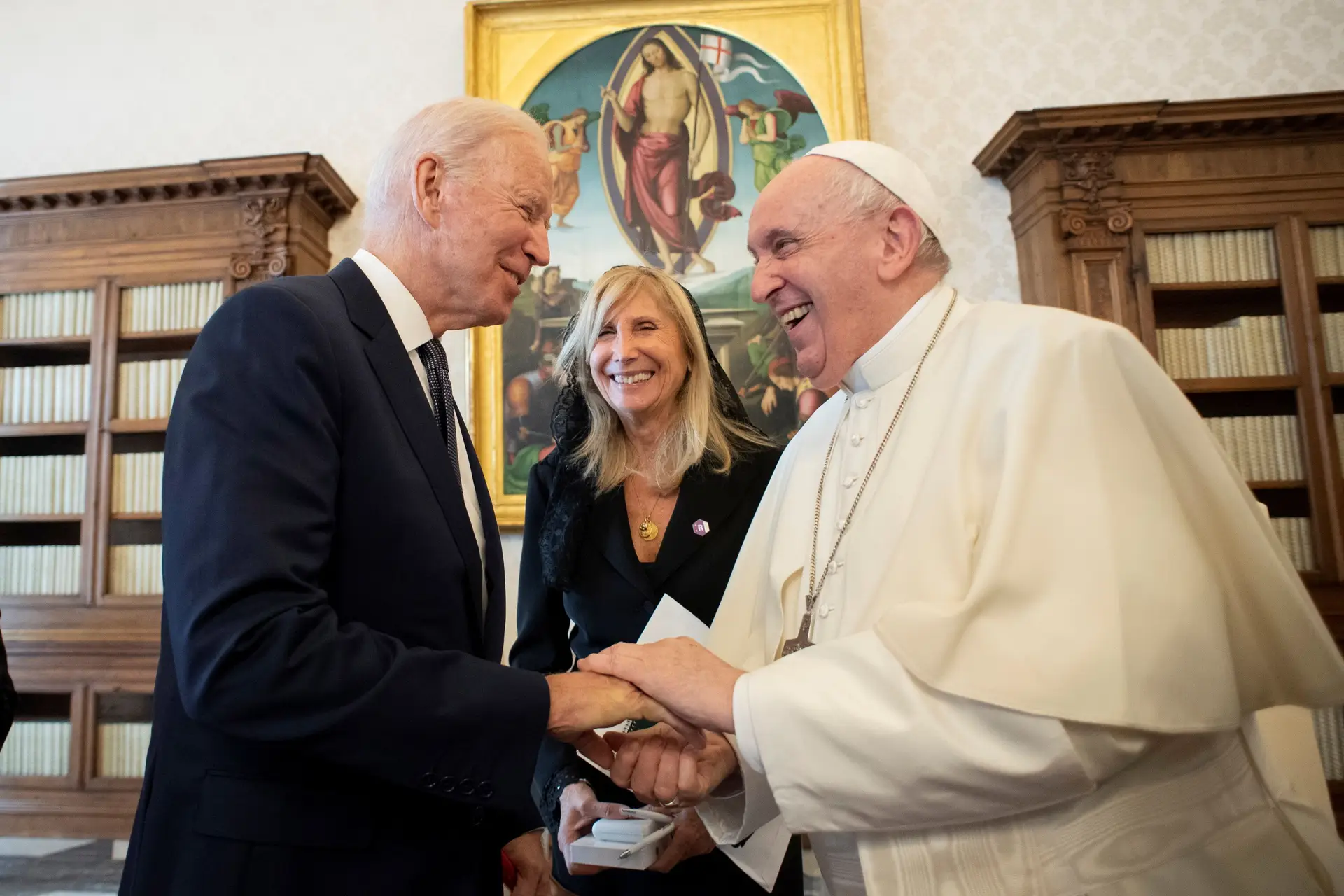 Papa Francisco e Joe Biden discutem conflitos por telefone
