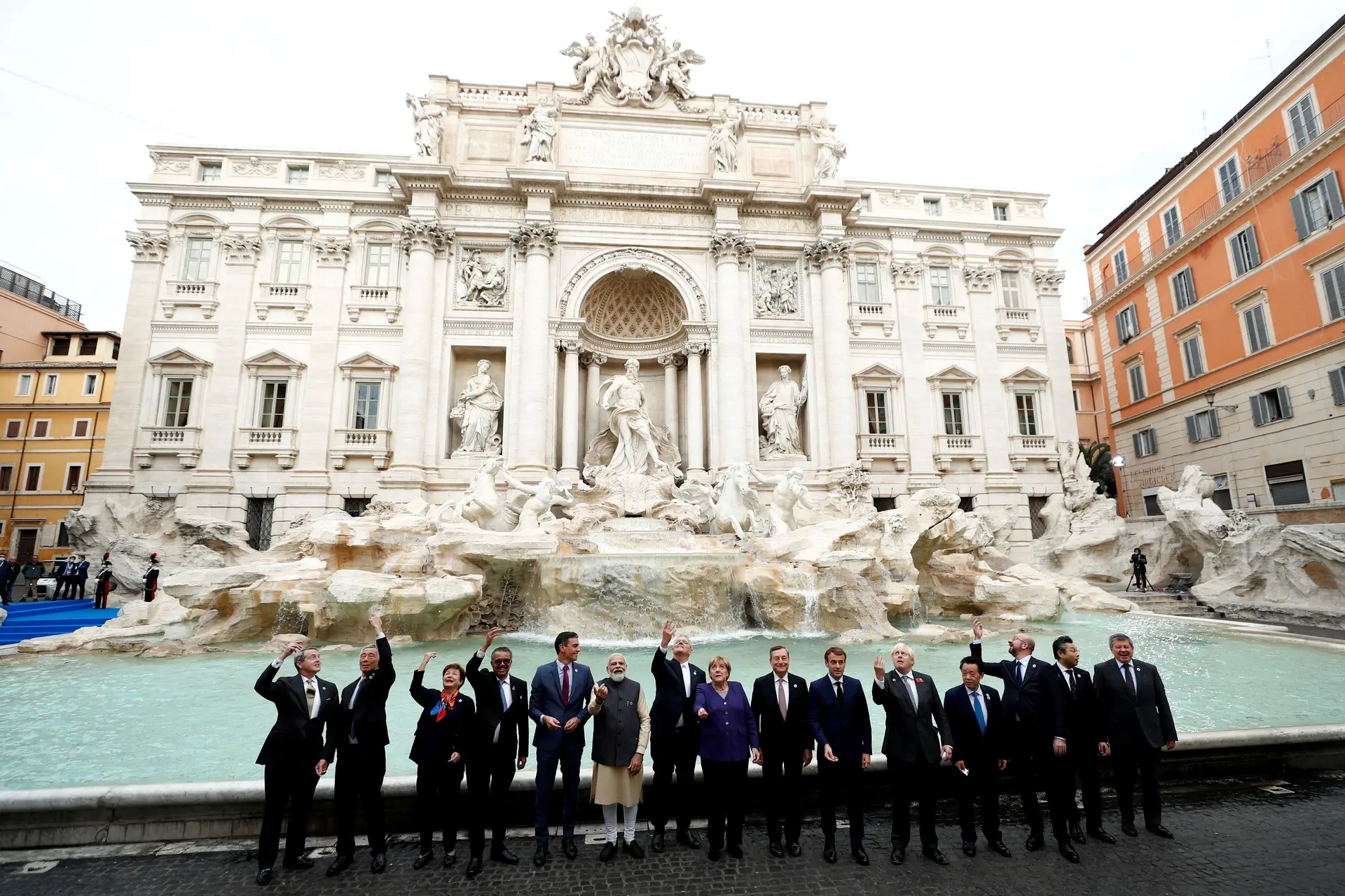 Líderes do G20 cumprem tradição ao atirar moeda para a Fontana di Trevi