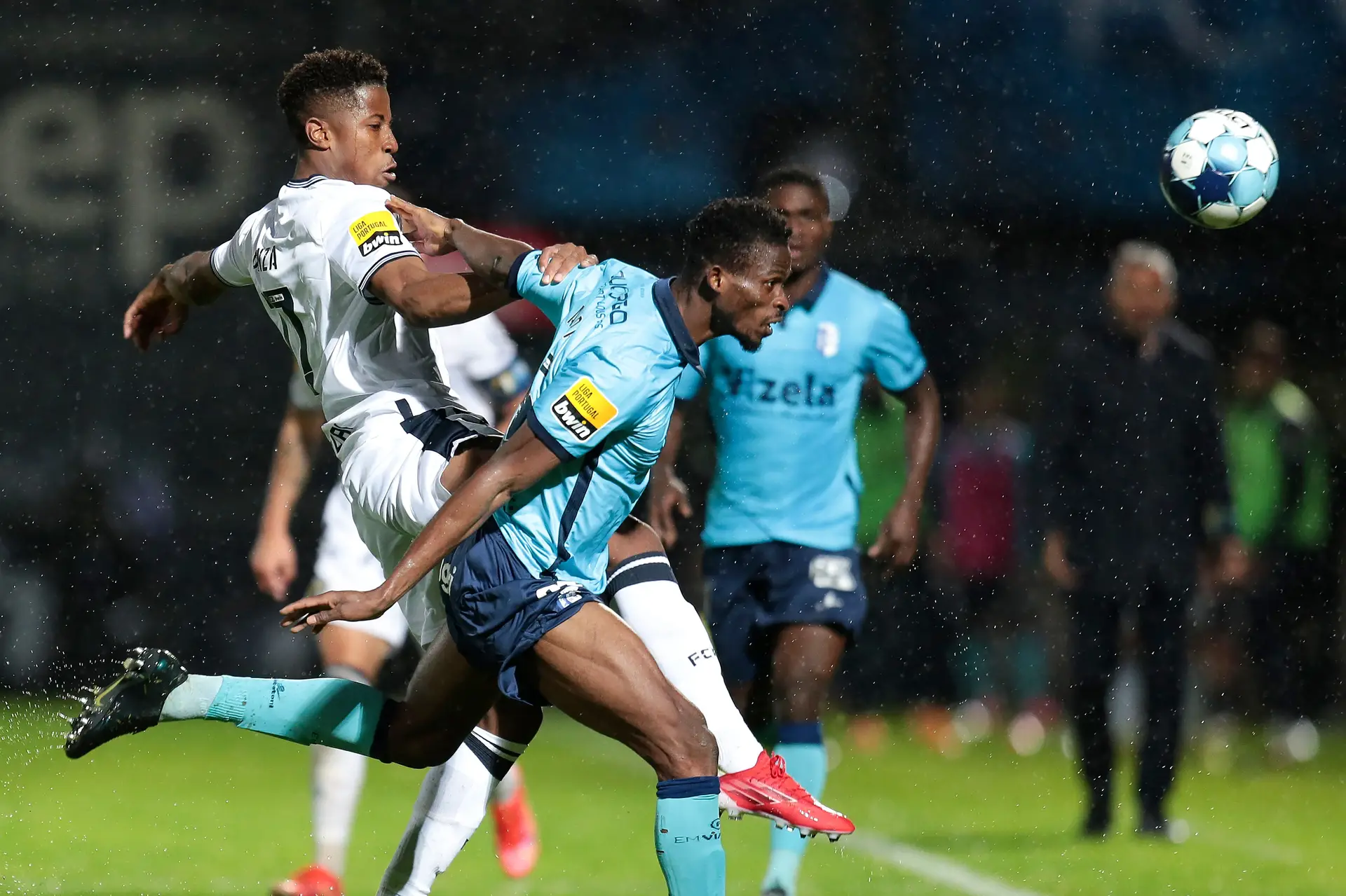 O jogador do Famalicão, Banza (E), disputa a bola com o jogador do Vizela, Aidara (D), durante o jogo da 10ª jornada da Primeira Liga de futebol realizado no Estádio Municipal de Famalicão