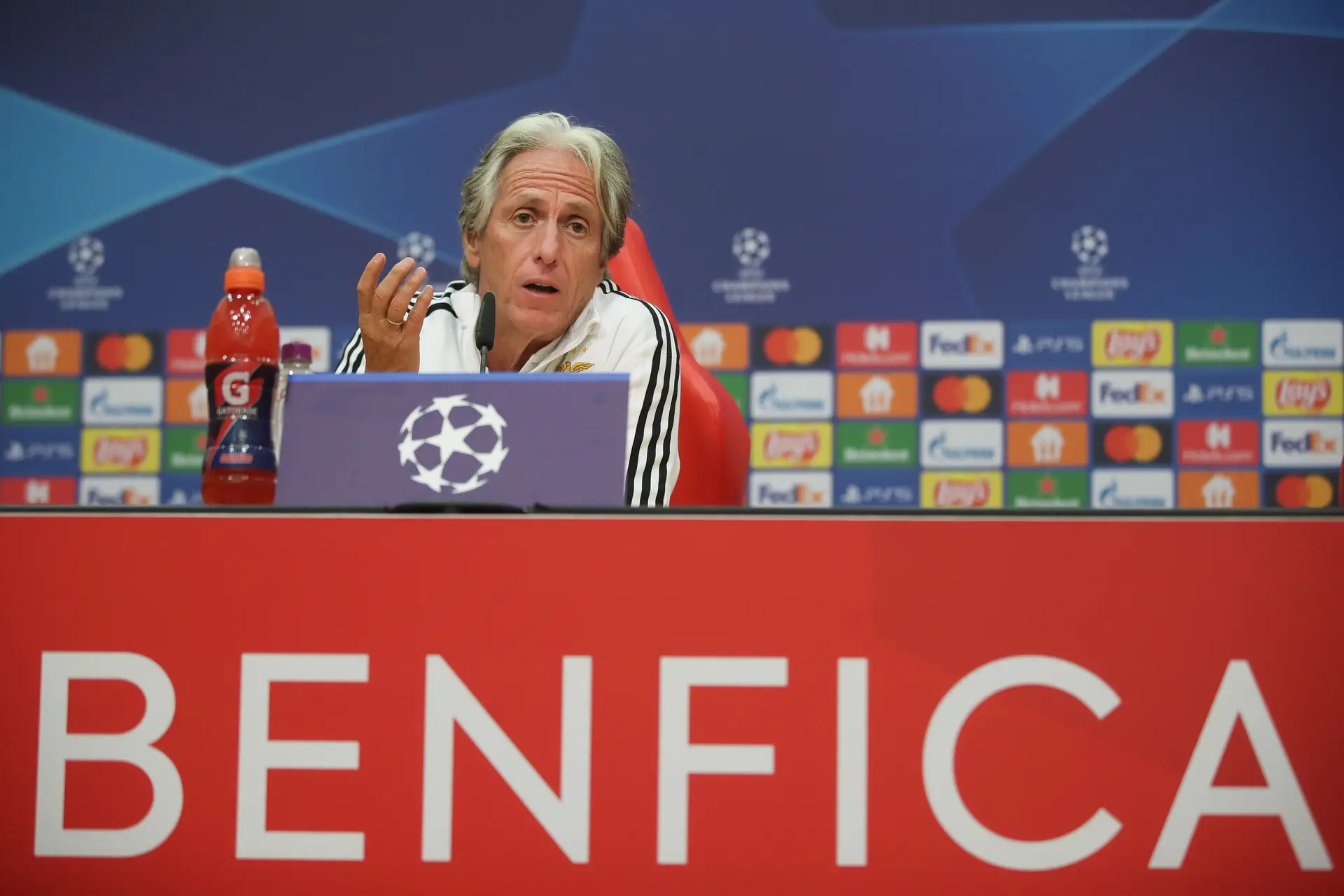 Jesus não quer indemnização mas vai continuar a receber salário do Benfica