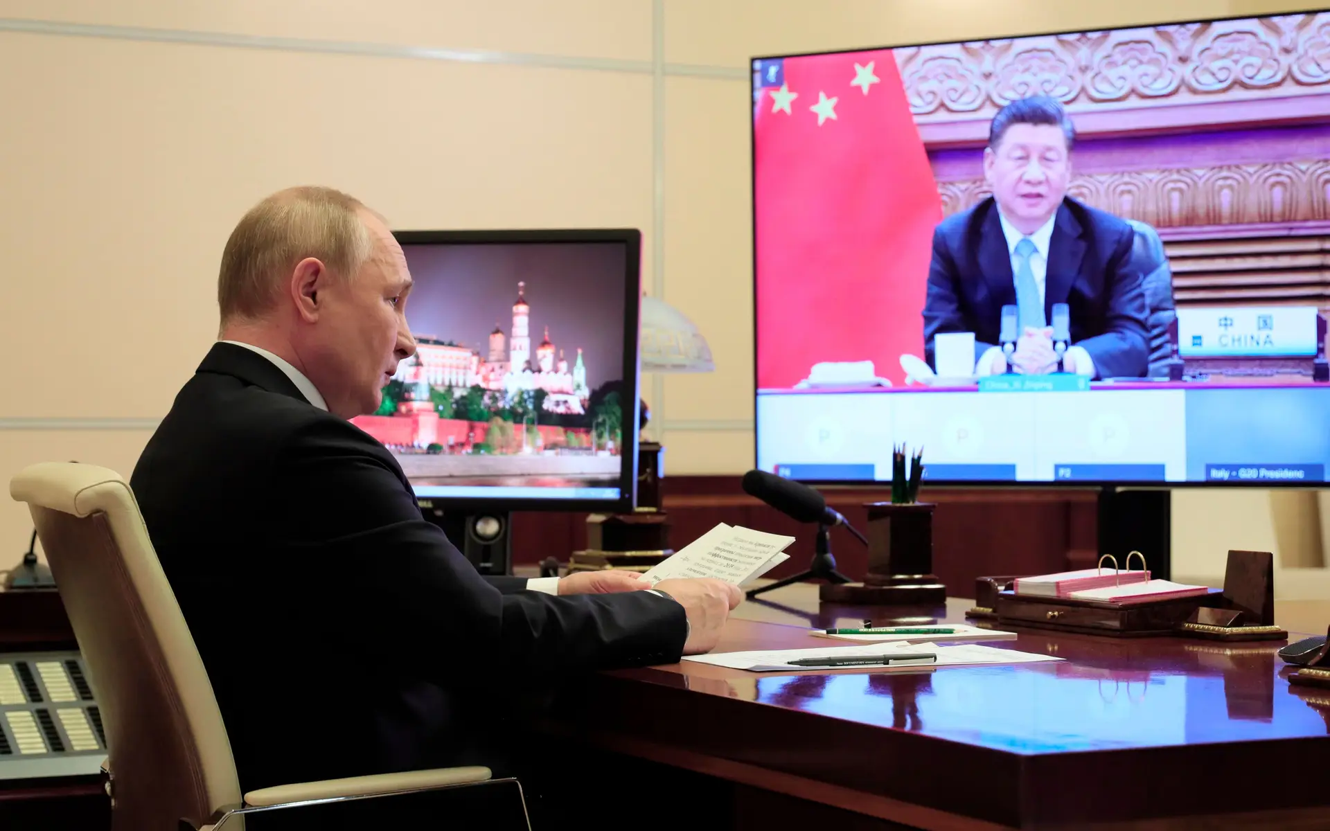 O Presidente russo, Vladimir Putin, participa na Cimeira do G20 por videoconferência bem como o Presidente chinês Xi Jinping a 31 de outubro de 2021.