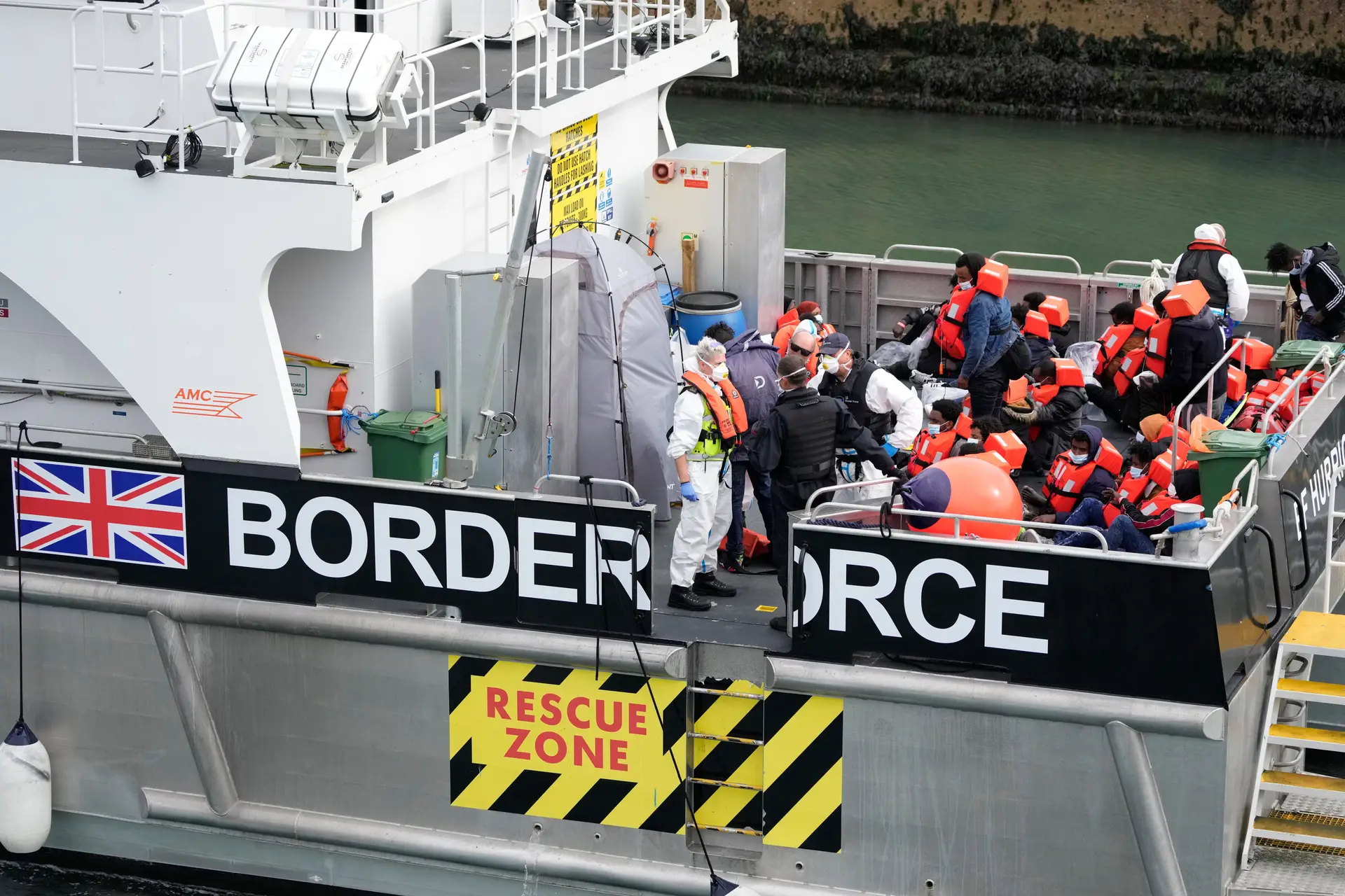 Migrações: um morto, um desparecido e mais de 400 resgatados no Canal da Mancha