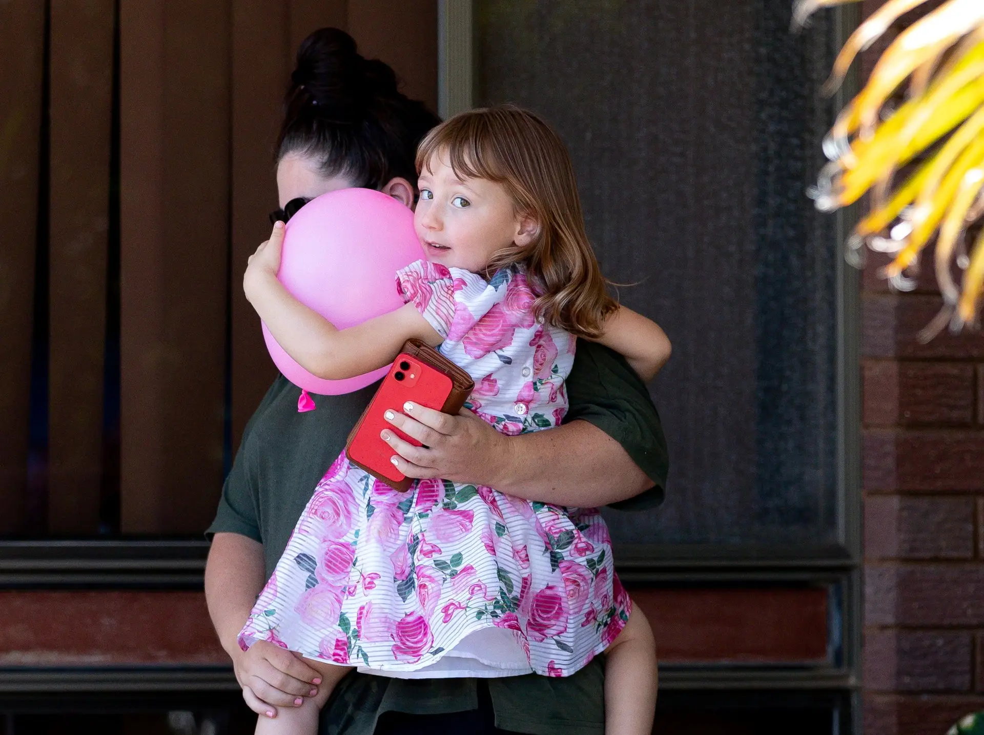 Cleo Smith e a mãe Ellie Smith saem da casa onde a menina passou a primeira noite depois ter sido encontrada e ter estado no hospital em Carnarvon, Austrália