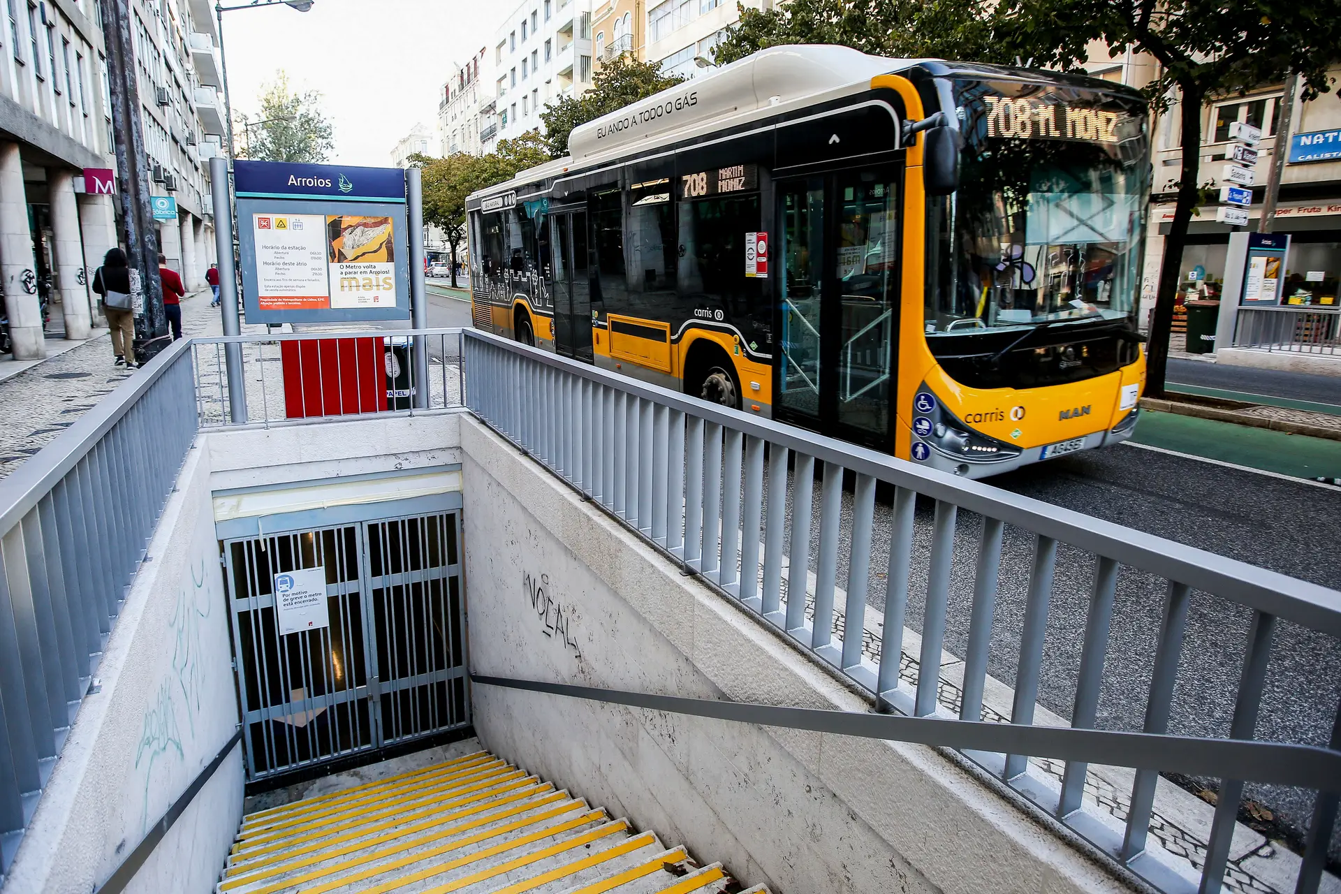 Carris e o Metro de Lisboa podem vir a ser grátis para jovens e maiores de  65 anos - SIC Notícias