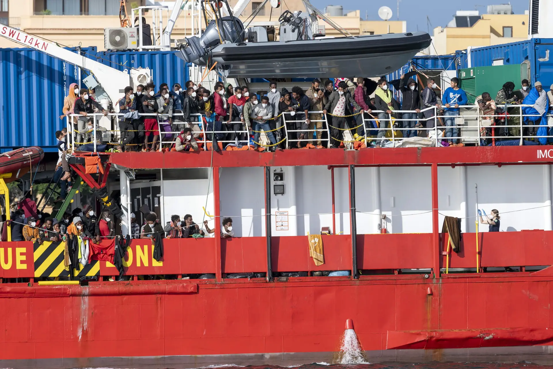 Navio humanitário alemão com mais de 800 migrantes atracou num porto italiano