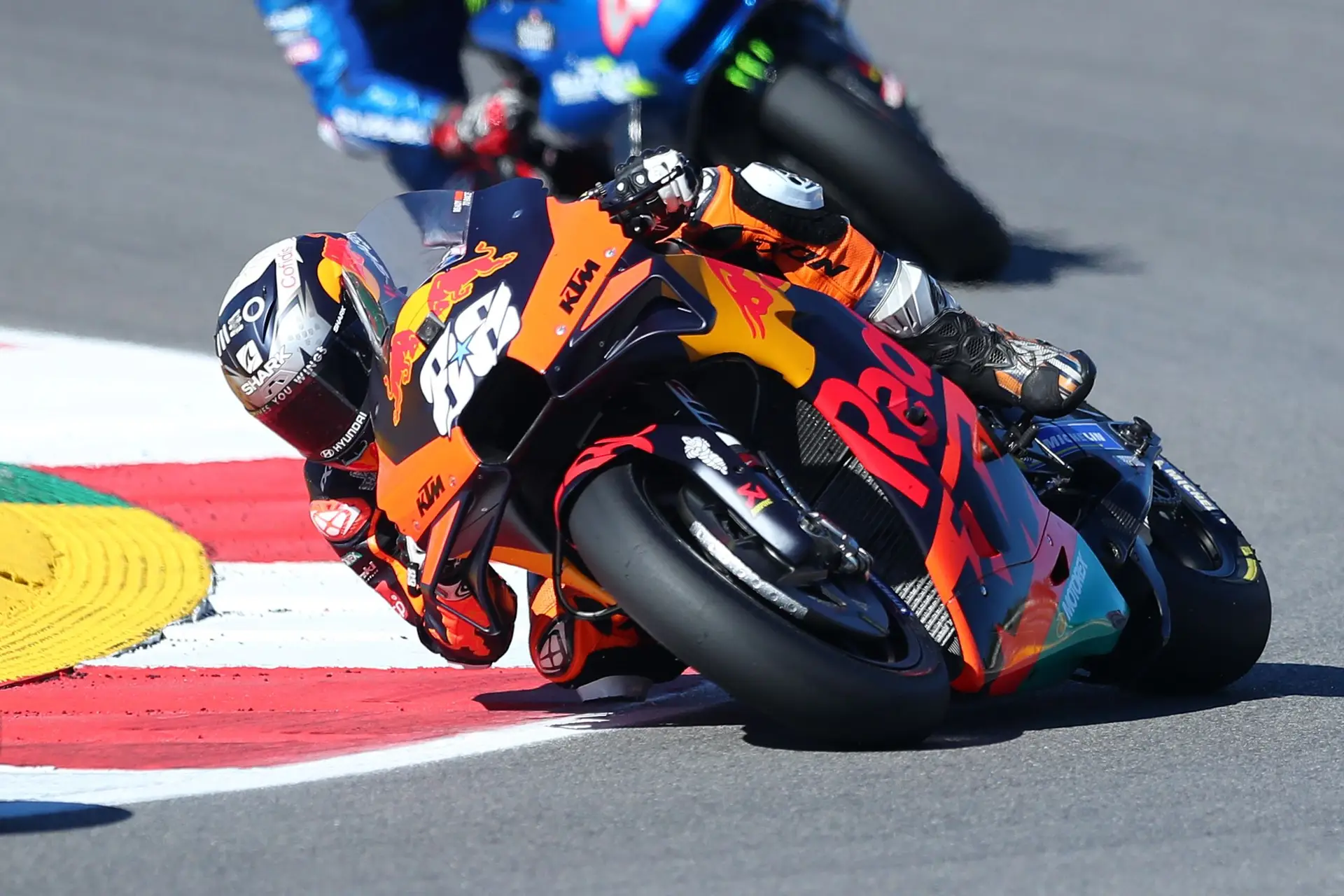 Miguel Oliveira submetido a exames no hospital após queda no MotoGP
