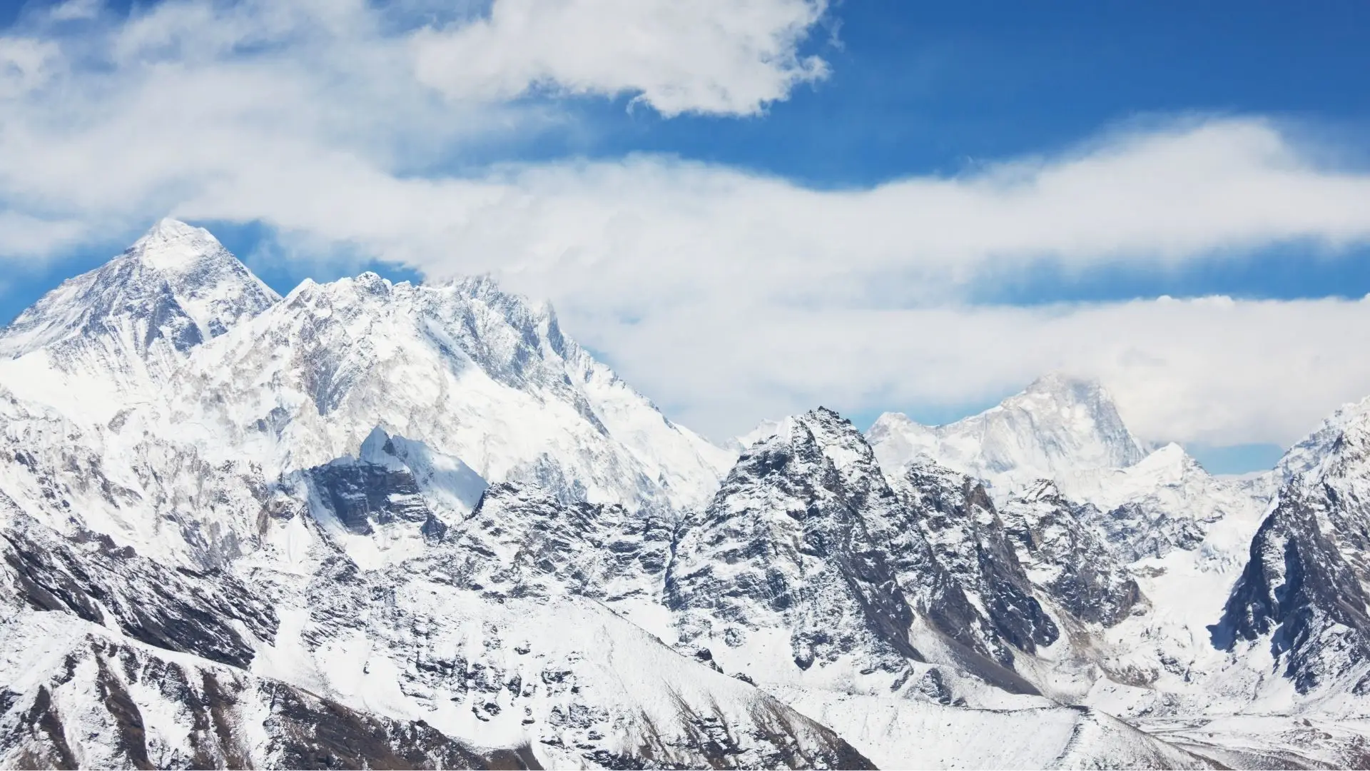 Alpinistas e especialistas em montanha juntam-se para limpar o Everest