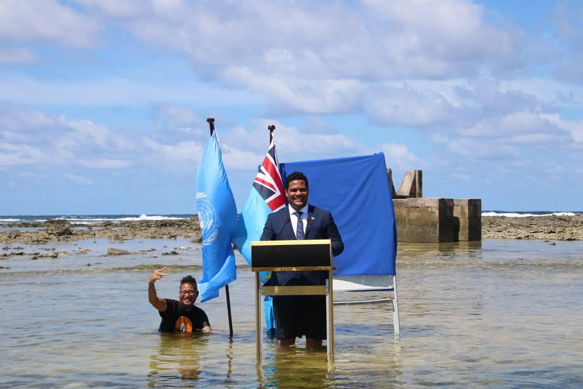 O ministro dos Negócios Estrangeiros de Tuvalu, país da Oceânia, Simon Kofe, filmou o seu discurso para a cimeira do clima com água pelos joelhos.