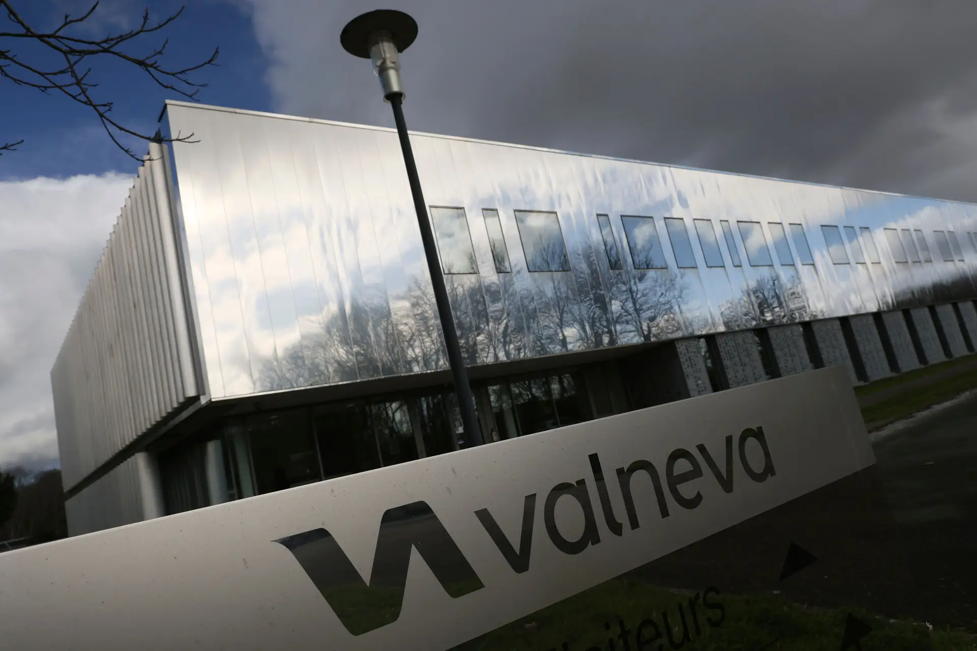 Bruxelas aprova contrato de compra de potencial vacina contra a covid-19 com a Valneva