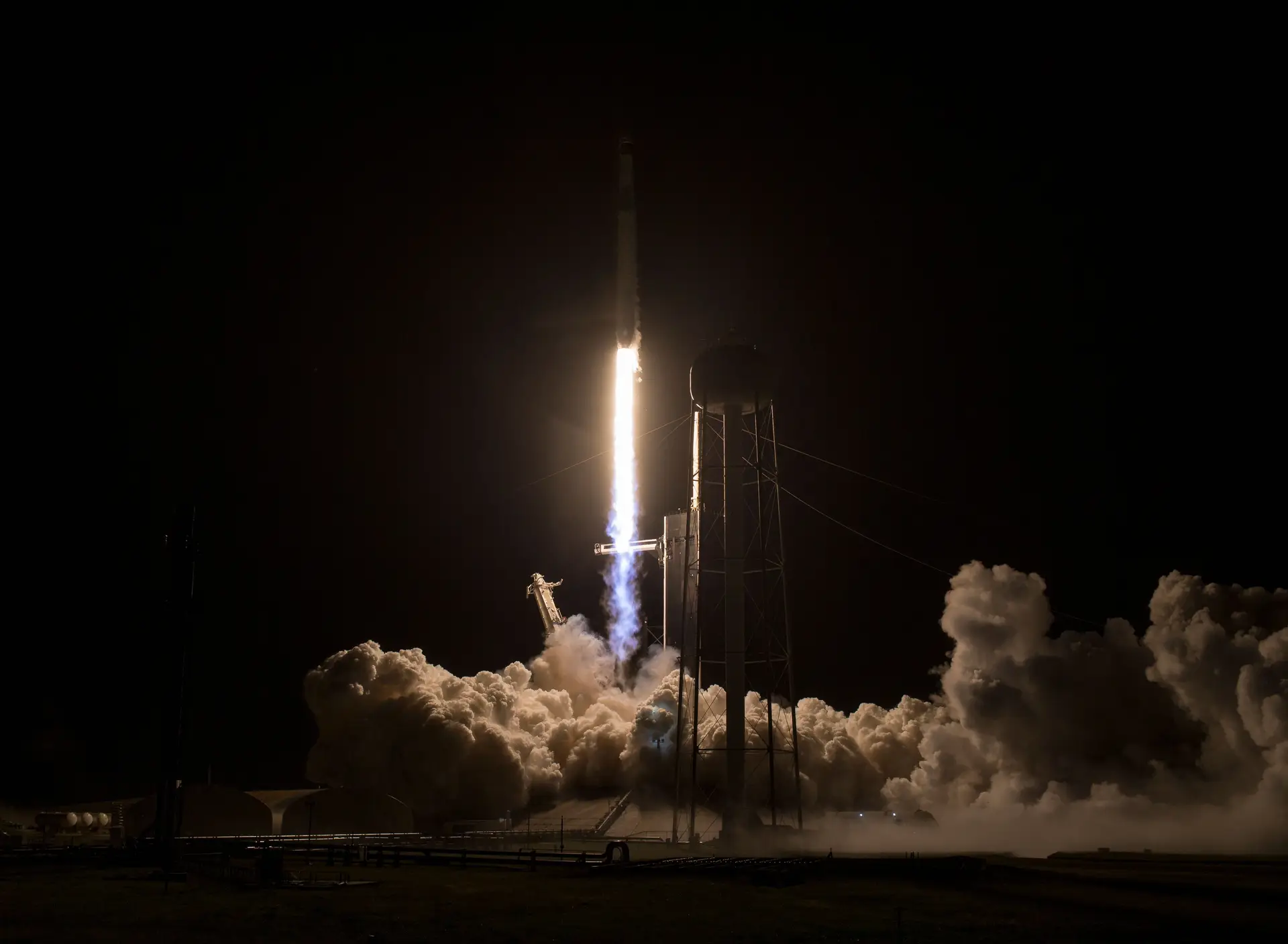 Quatro astronautas partem em nova missão de seis meses no espaço
