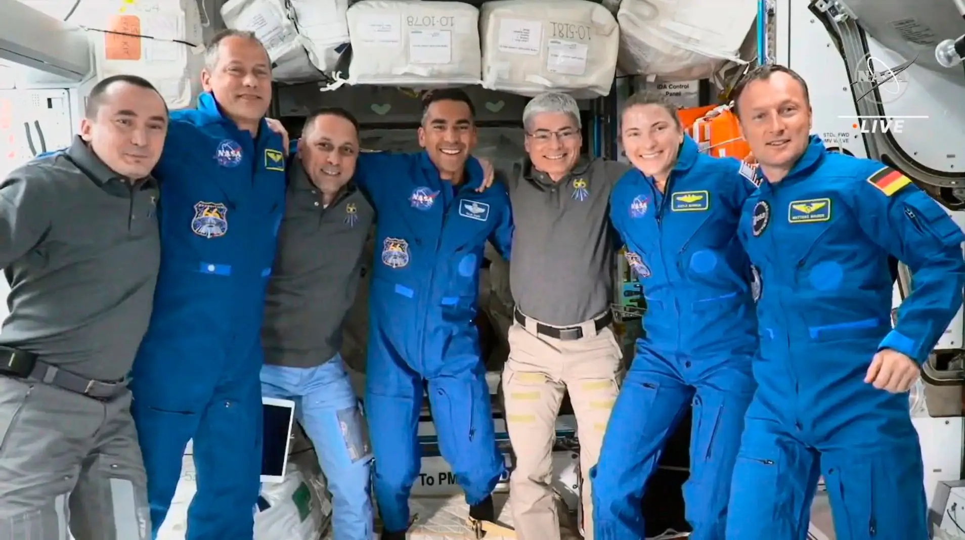 Os sete elementos da tripulação atual da Estação Espacial - a recém-chegada Crew-3 e os elementoa da Expedition 66 - quatro astronautas americanos, um alemão e dois cosmonautas russos, a 11 de novembro de 2021.