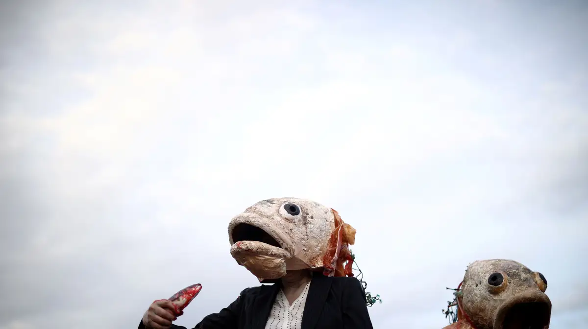 Ativistas do movimento "Ocean Rebellion" protestam contra a destruição provocada nos mares pela pesca industrial durante a Cimeira do Clima (COP 26) em Glasgow, na Escócia.