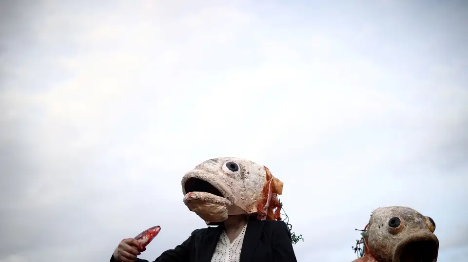 Ativistas do movimento "Ocean Rebellion" protestam contra a destruição provocada nos mares pela pesca industrial durante a Cimeira do Clima (COP 26) em Glasgow, na Escócia.