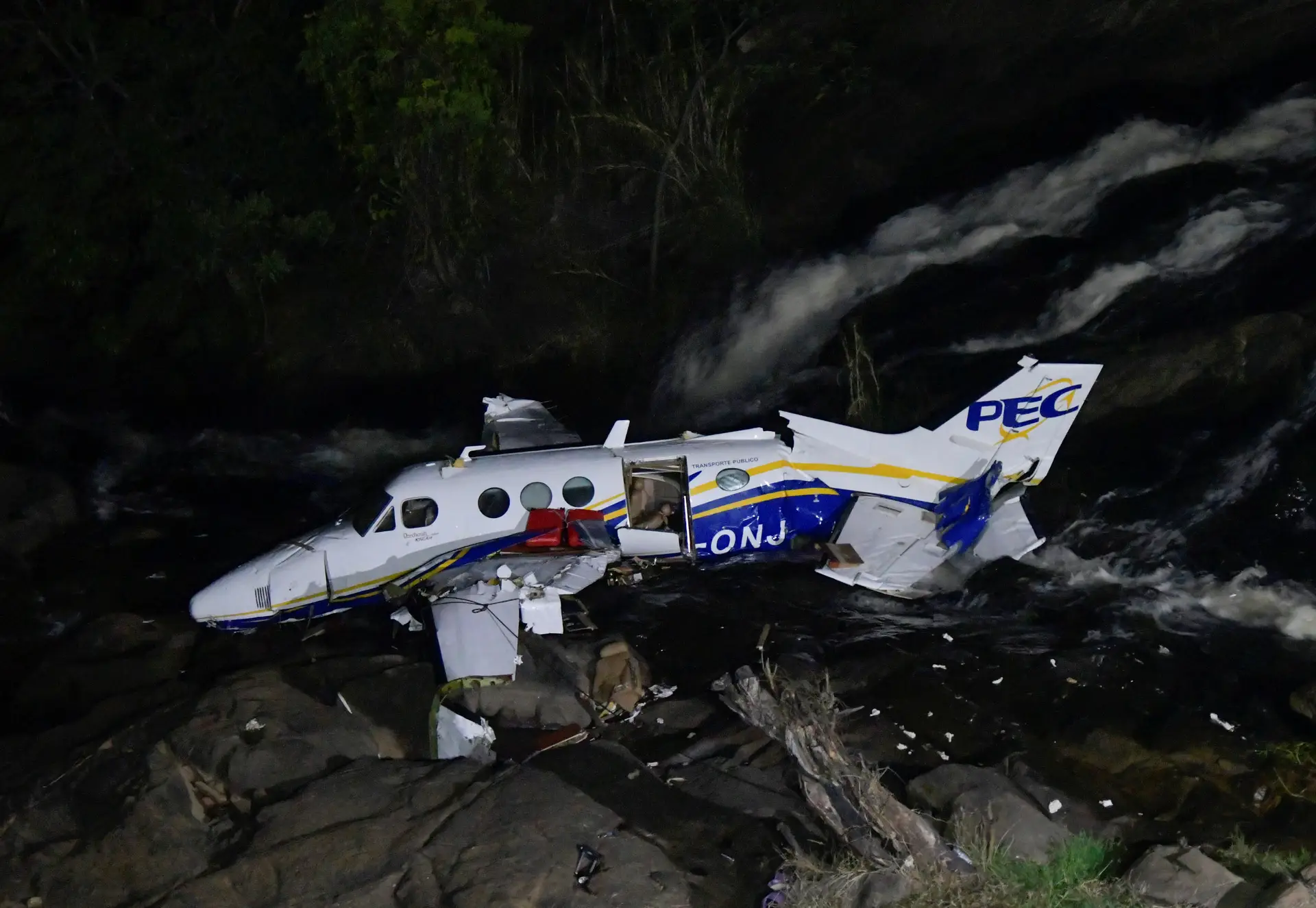 Os destroços do avião onde seguia a cantora brasileira Marília Mendonça, de 26 anos, que acabou por falecer, assim como os restantes passageiros da aeronave, em Minas Gerais, no Brasil.