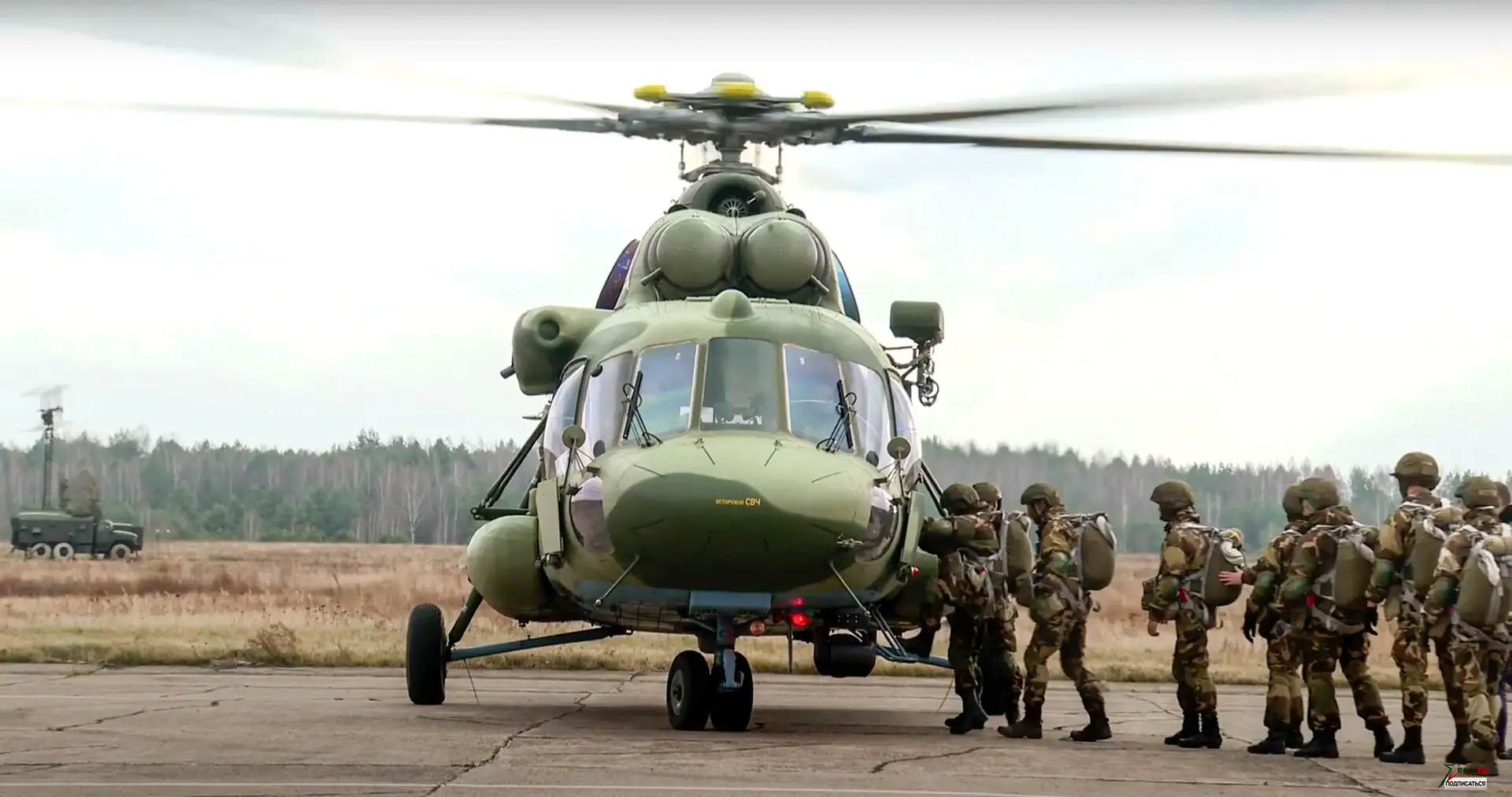 Foto tirada de um vídeo divulgado pelo Serviço de Imprensa do Ministério da Defesa da Bielorrússia na sexta-feira, 12 de novembro de 2021, mostra paraquedistas russos a embarcar em helicópteros militares perto da fronteira com a Polónia.