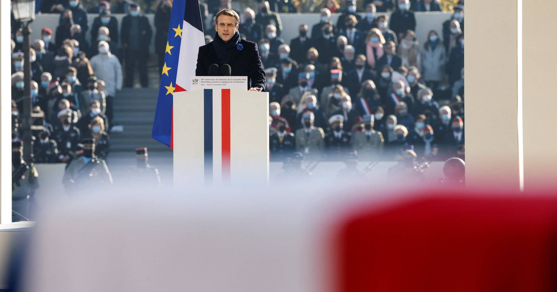 Le drapeau de la France a changé de couleur pour « faire revivre le symbole de la Révolution française »