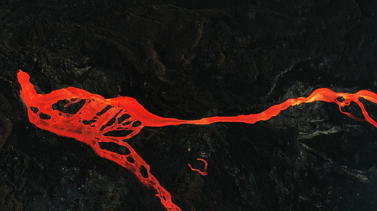 Uma fotografia captada por um drone mostra um rio de lava expeliso do vulcão Cumbre Vieja, em La Palma.